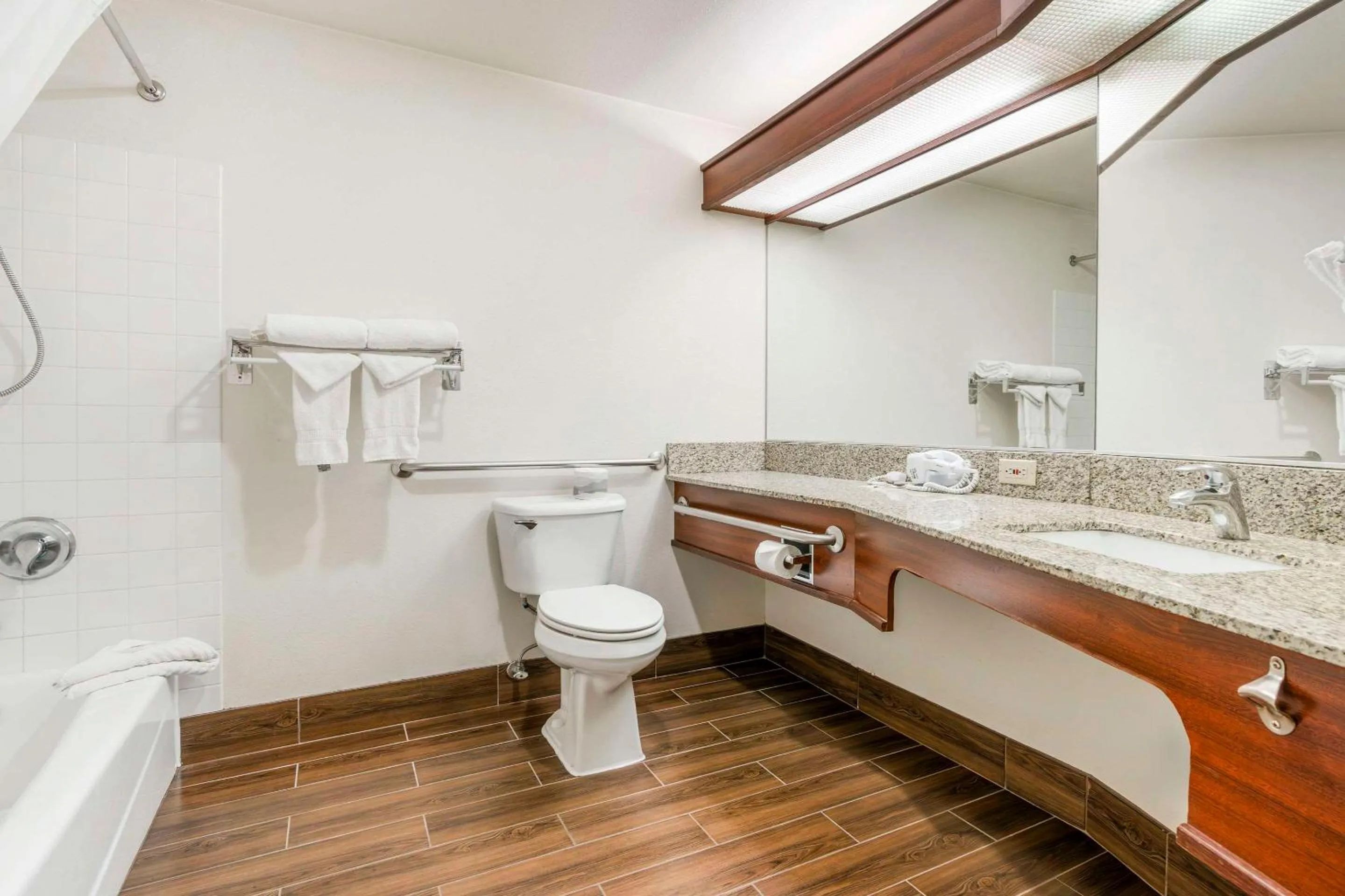 Bedroom in Comfort Inn Troutdale-Portland East