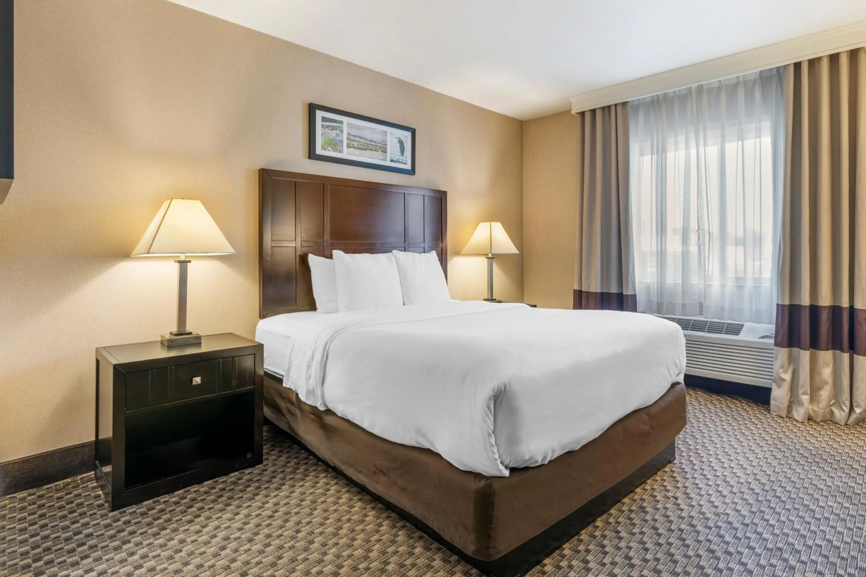 Bedroom, Bed in Comfort Inn Troutdale-Portland East