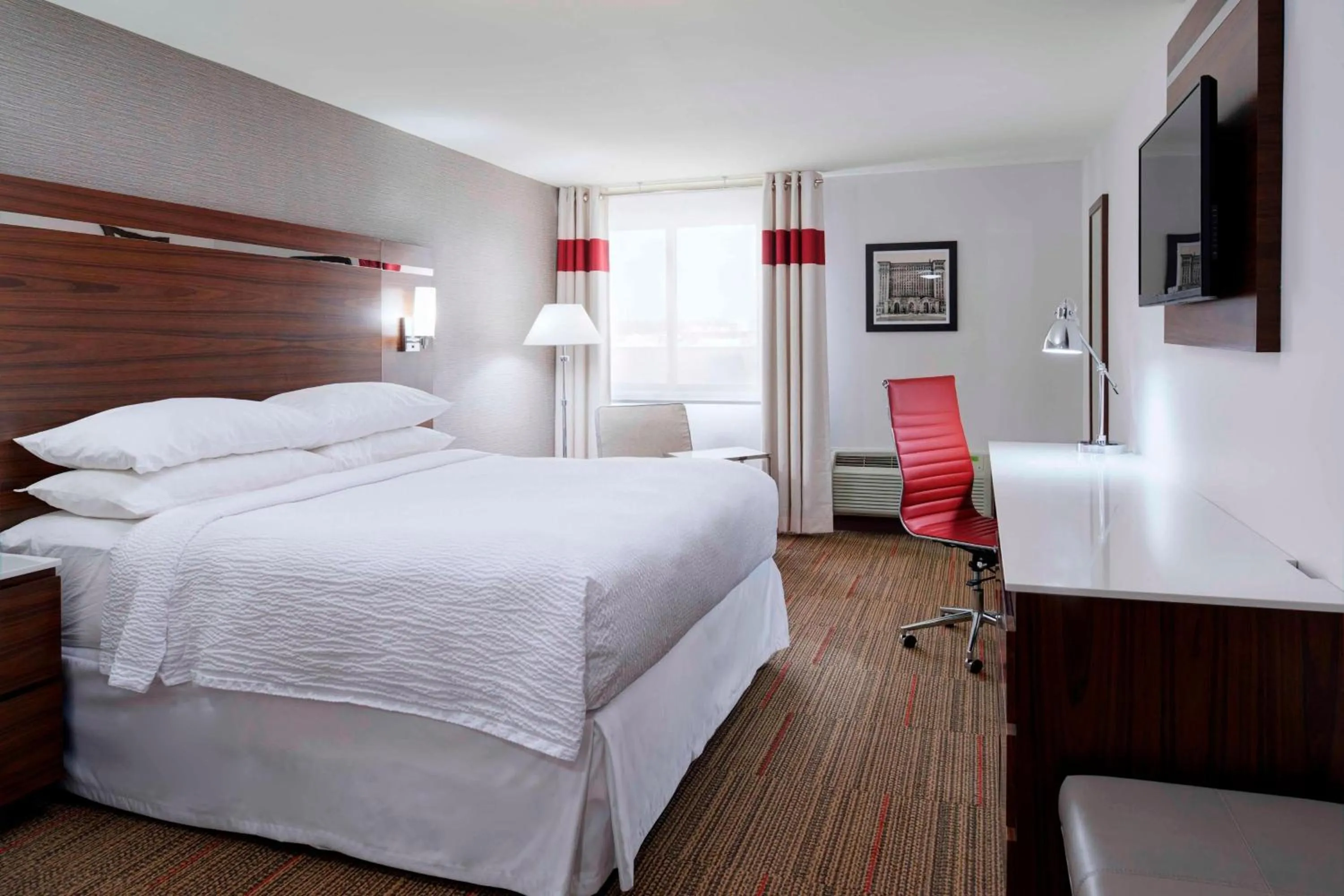 Photo of the whole room, Bed in Four Points by Sheraton Detroit Novi