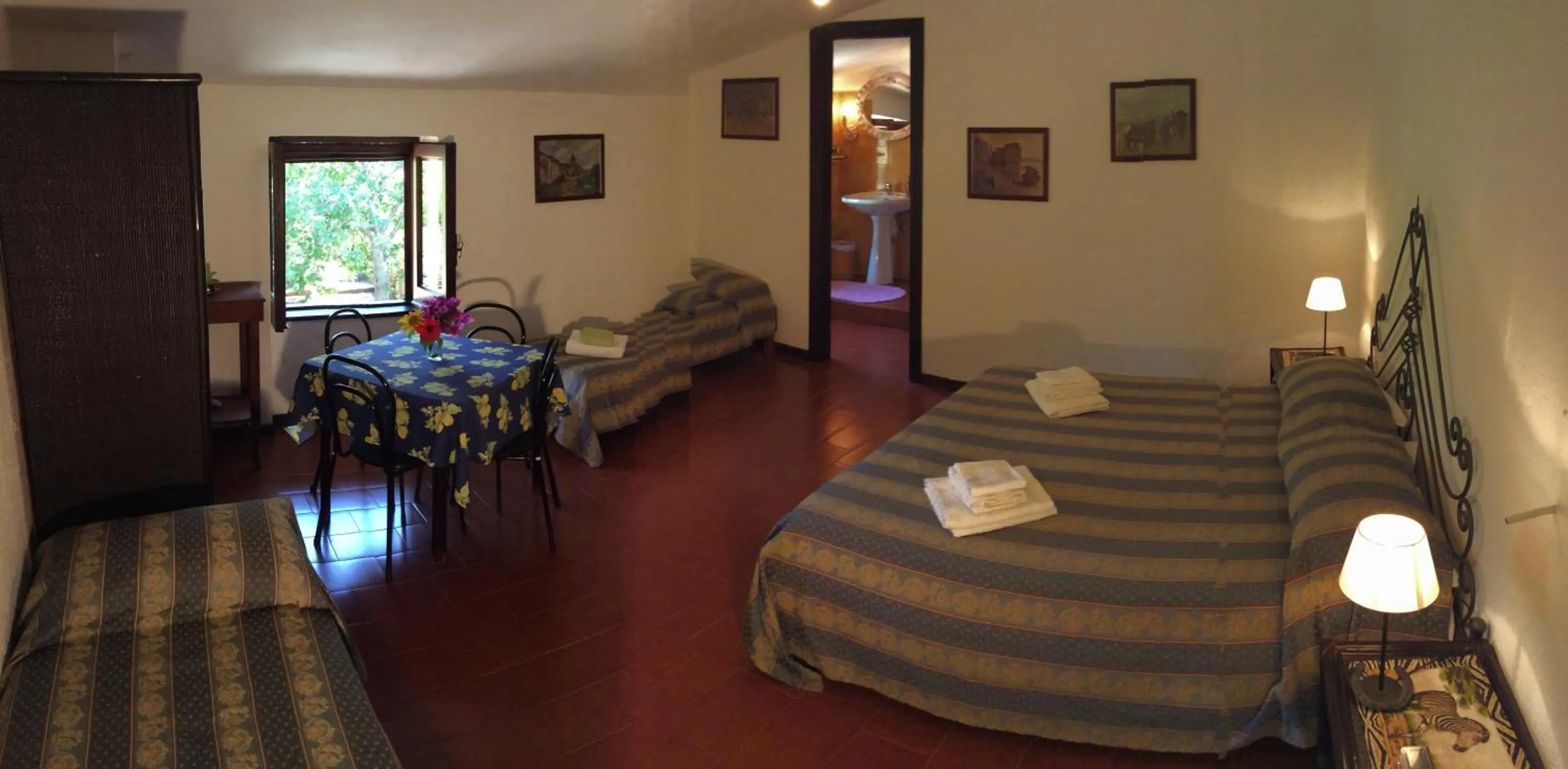 Double Room with Private Bathroom - single occupancy in Villa Isabella