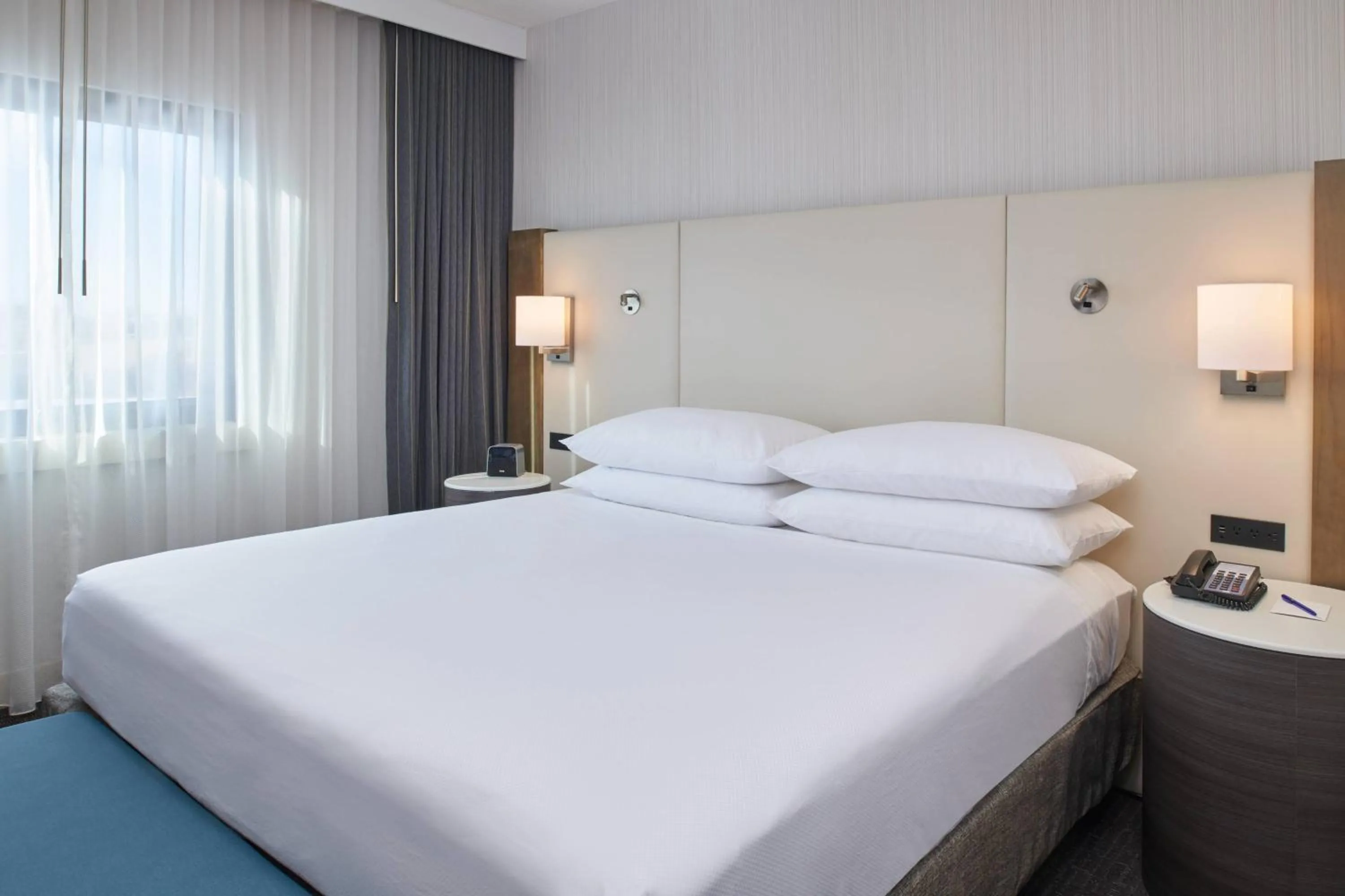 Photo of the whole room, Bed in Delta Hotels by Marriott Detroit Novi