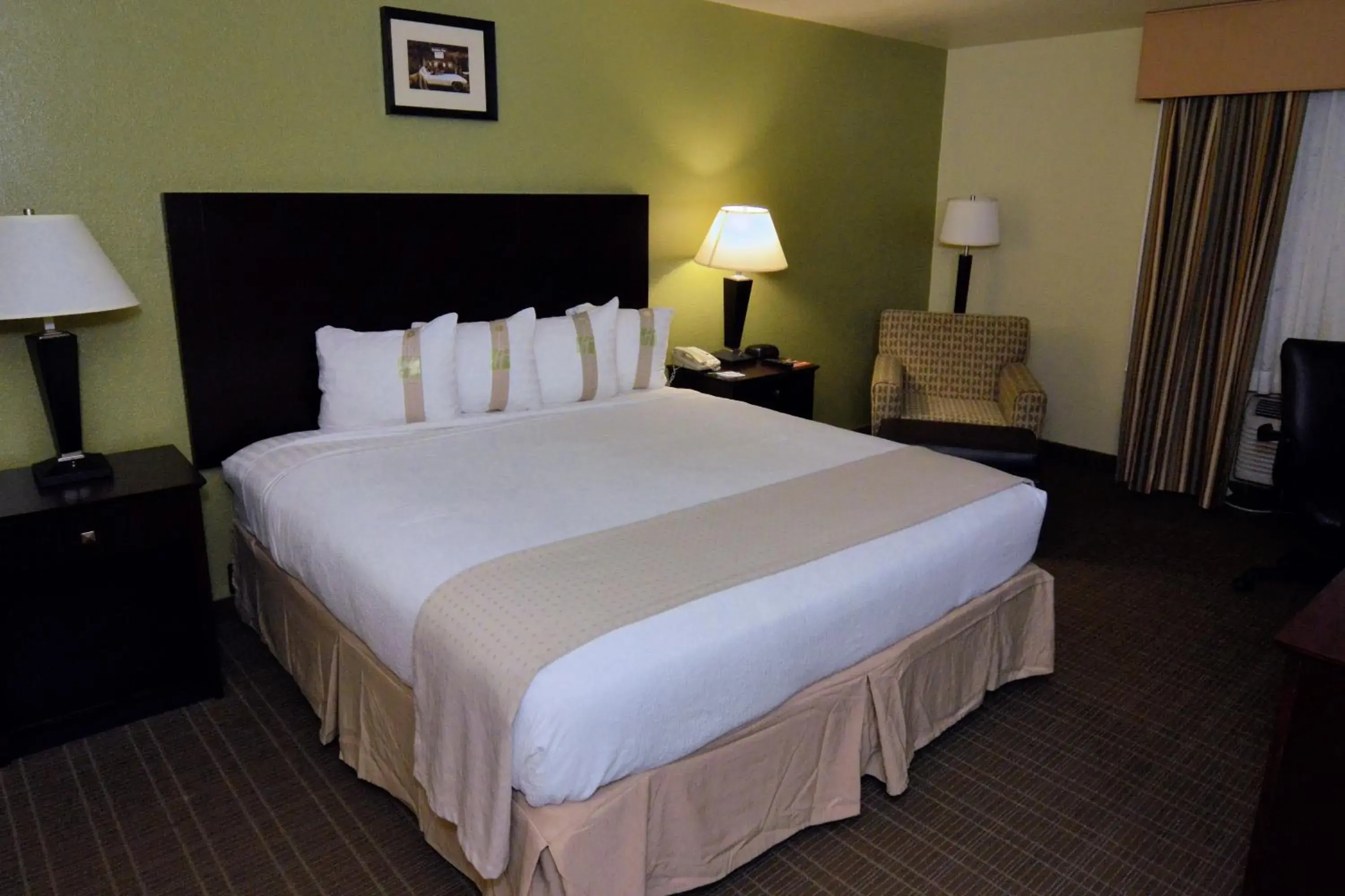 Photo of the whole room, Bed in Holiday Inn - Fort Myers - Downtown Area by IHG Photo of the whole room, Bed in Holiday Inn - Fort Myers - Downtown Area by IHG