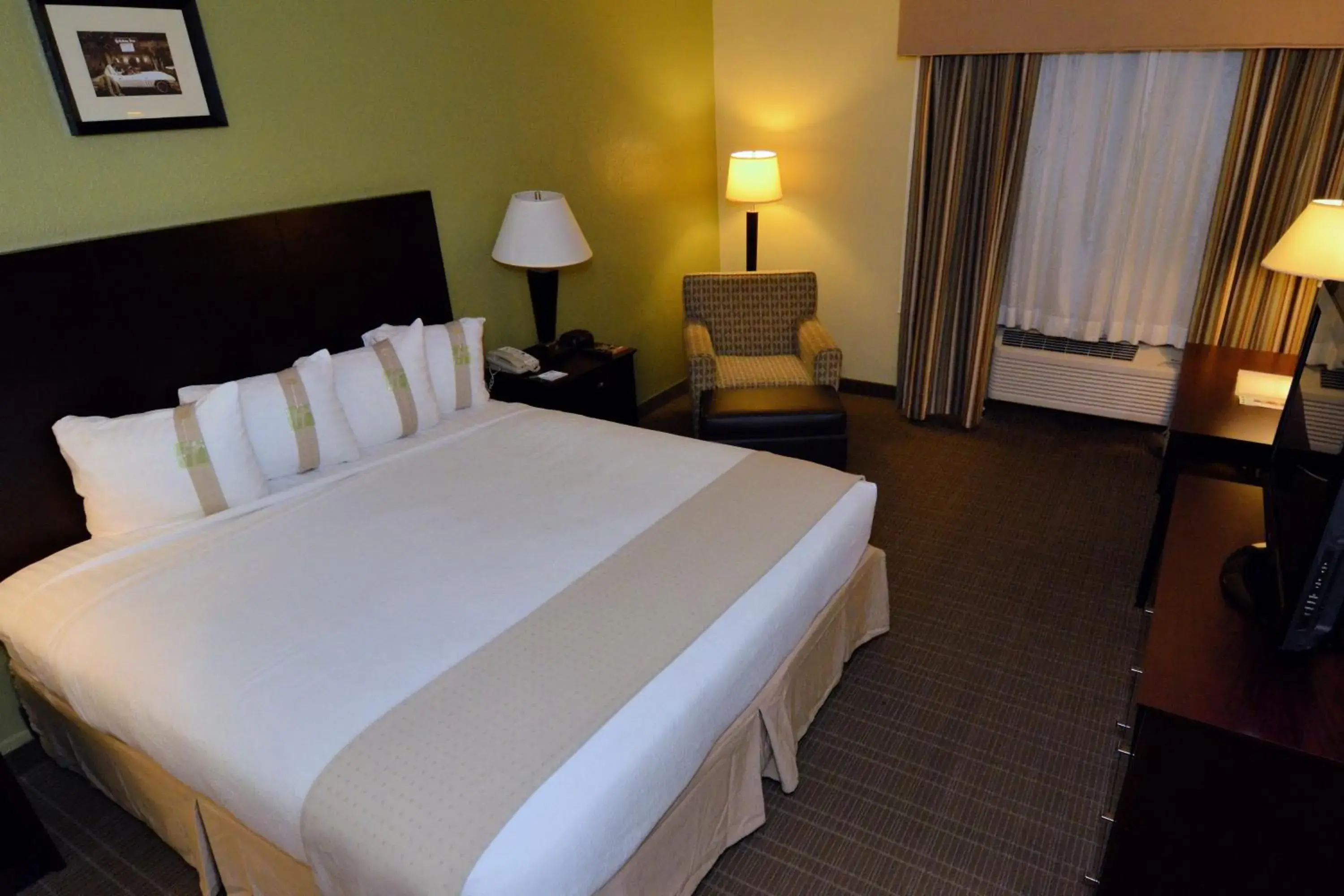 Photo of the whole room, Bed in Holiday Inn - Fort Myers - Downtown Area by IHG Photo of the whole room, Bed in Holiday Inn - Fort Myers - Downtown Area by IHG
