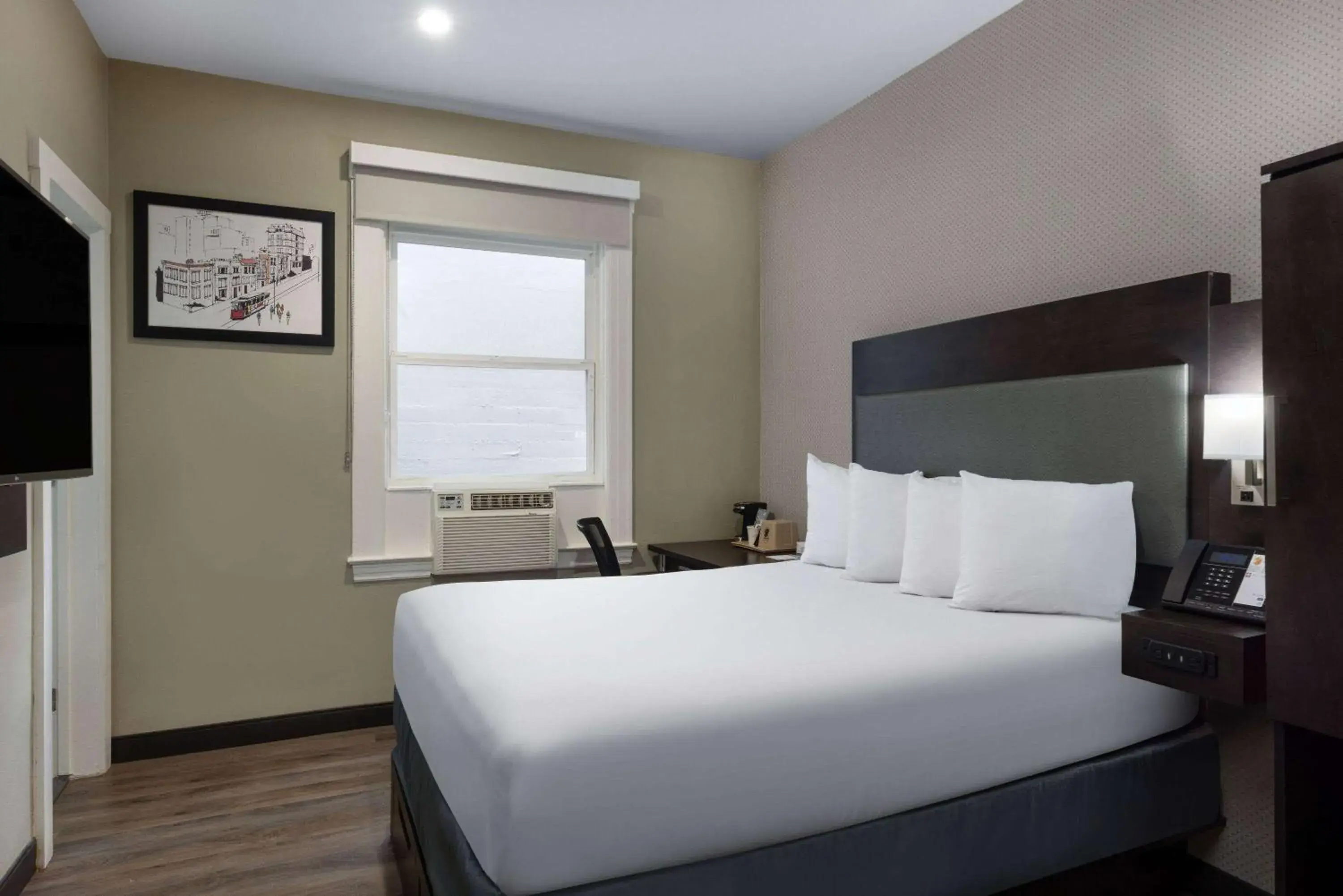 Photo of the whole room, Bed in Super 8 by Wyndham San Francisco/Union Square Area Photo of the whole room, Bed in Super 8 by Wyndham San Francisco/Union Square Area