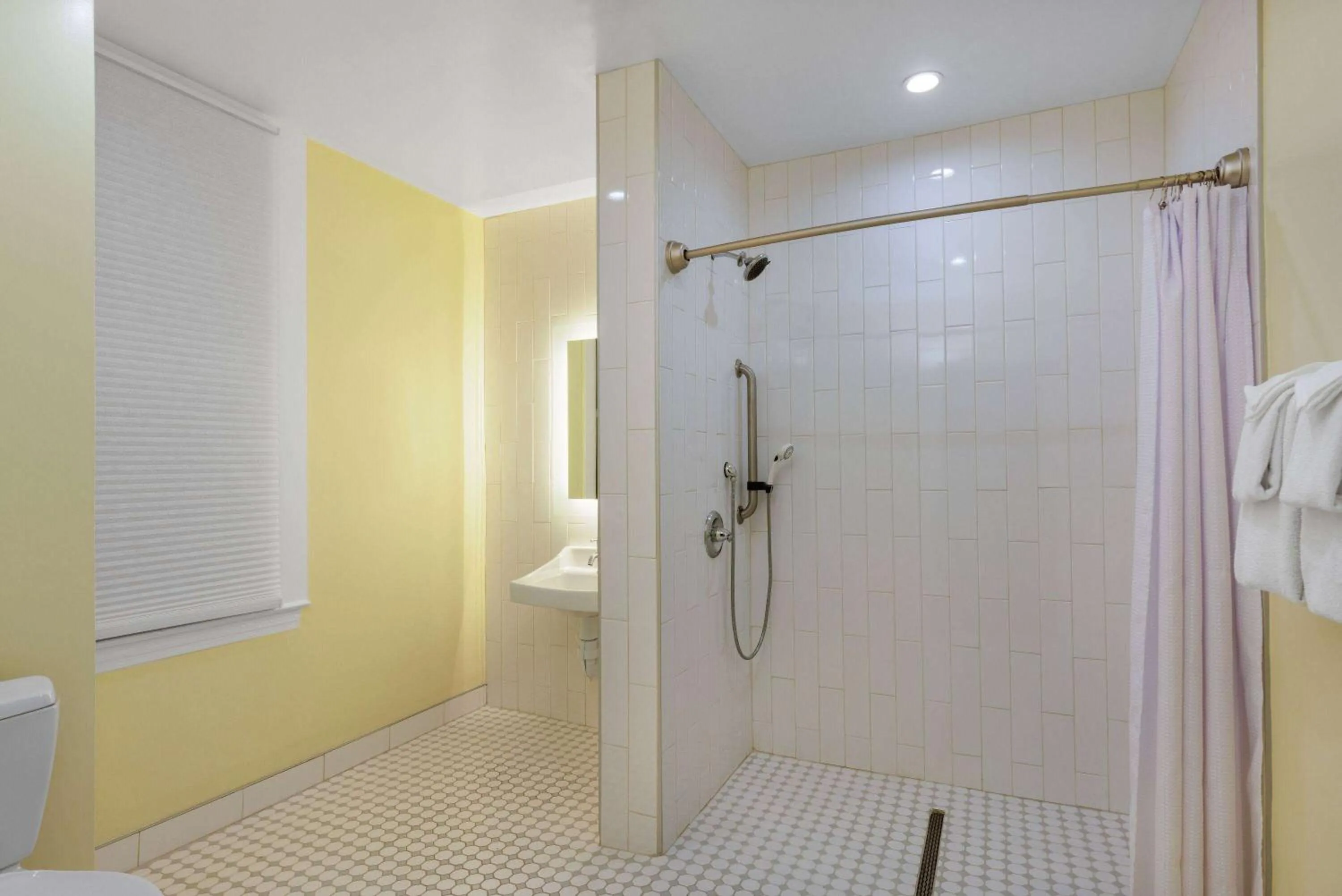 Photo of the whole room in Super 8 by Wyndham San Francisco/Union Square Area