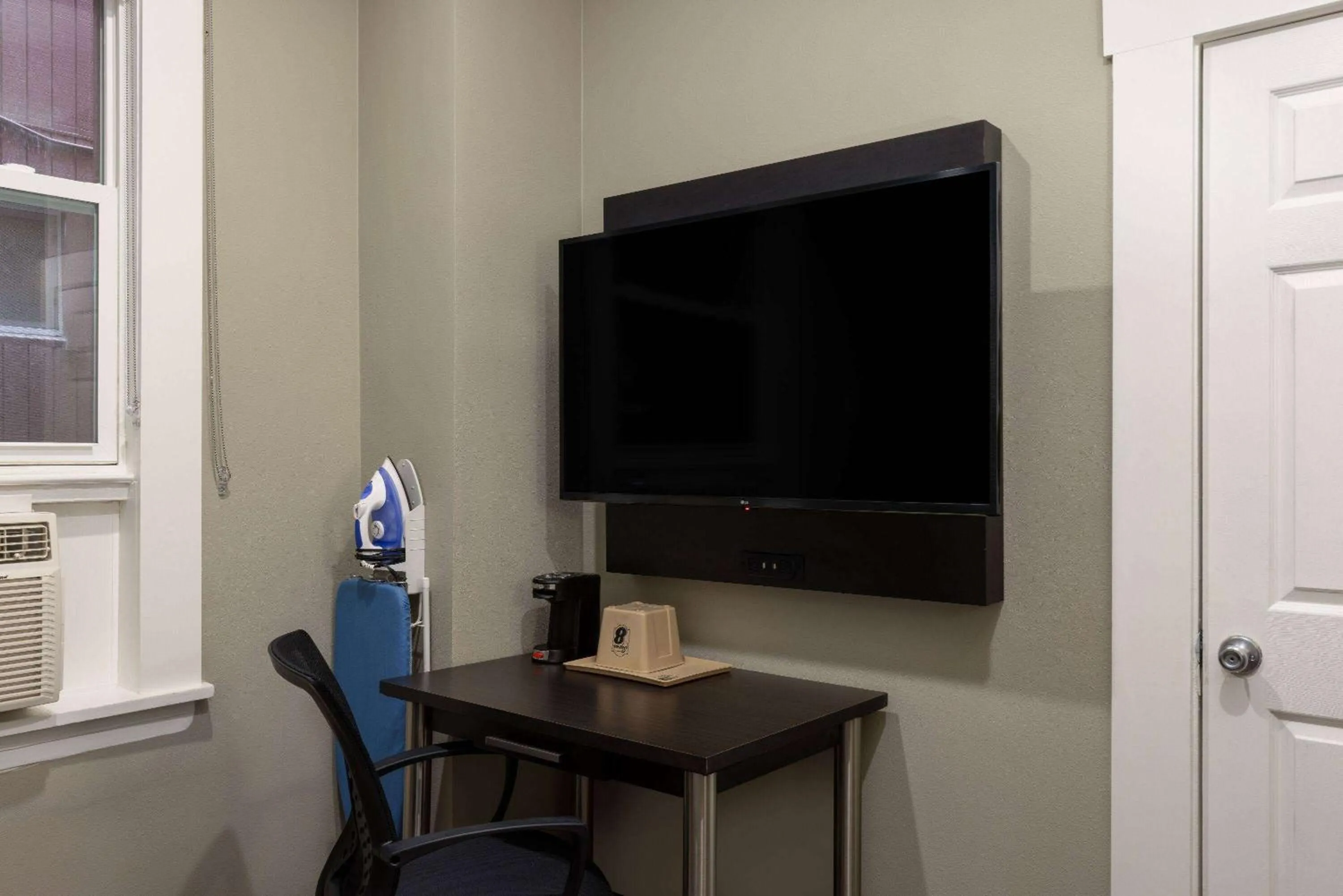 Photo of the whole room in Super 8 by Wyndham San Francisco/Union Square Area