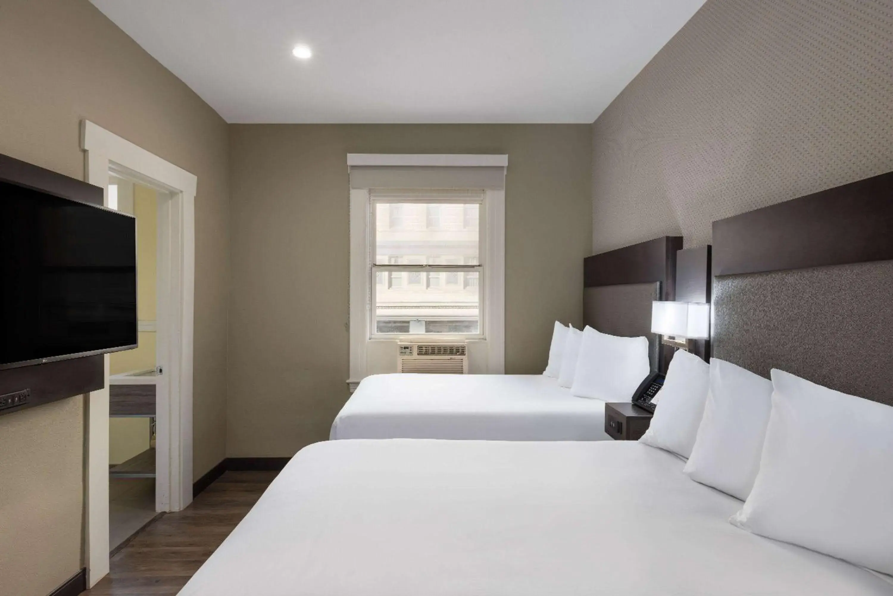 Photo of the whole room, Bed in Super 8 by Wyndham San Francisco/Union Square Area Photo of the whole room, Bed in Super 8 by Wyndham San Francisco/Union Square Area