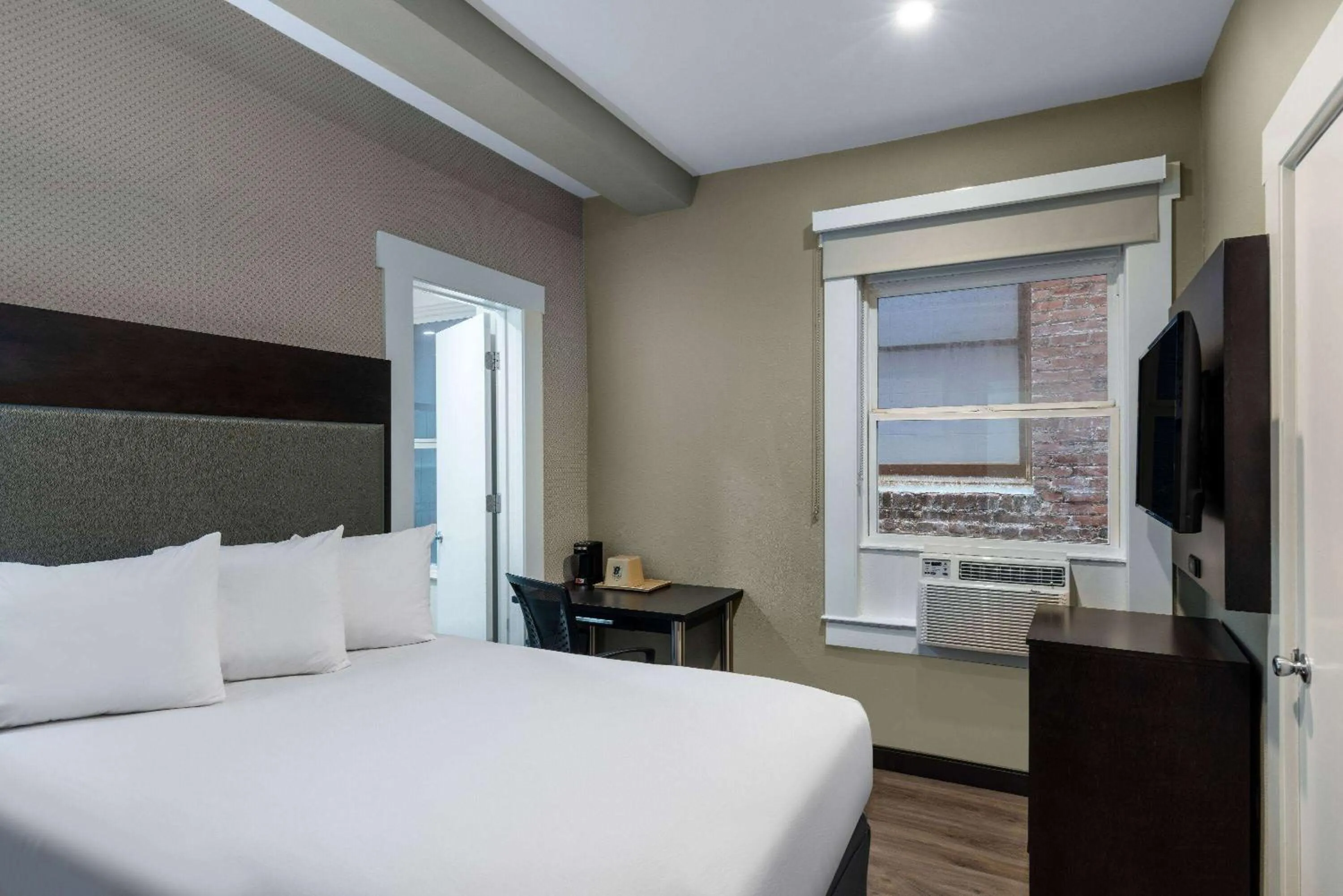 Photo of the whole room, Bed in Super 8 by Wyndham San Francisco/Union Square Area