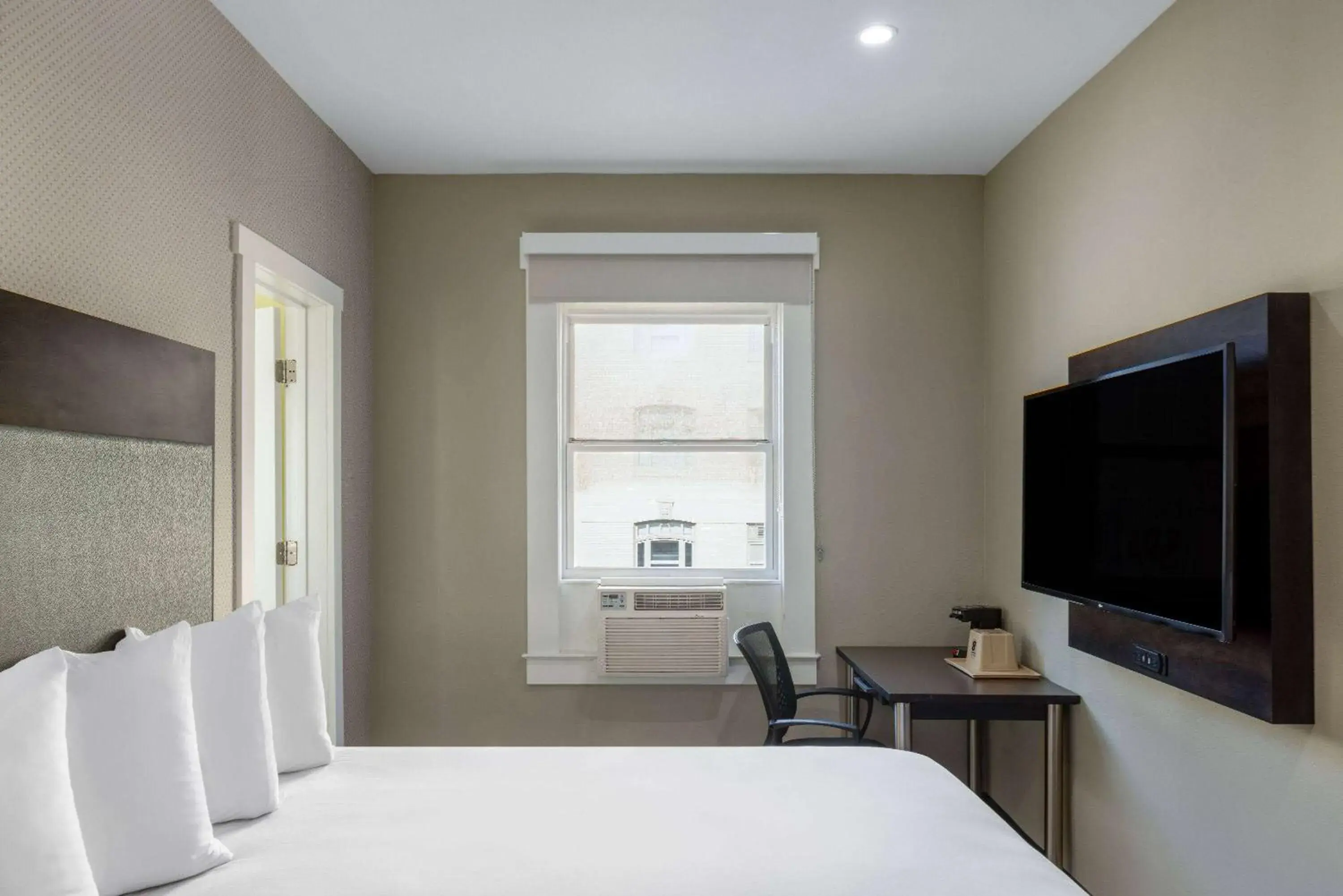 Photo of the whole room, Bed in Super 8 by Wyndham San Francisco/Union Square Area Photo of the whole room, Bed in Super 8 by Wyndham San Francisco/Union Square Area