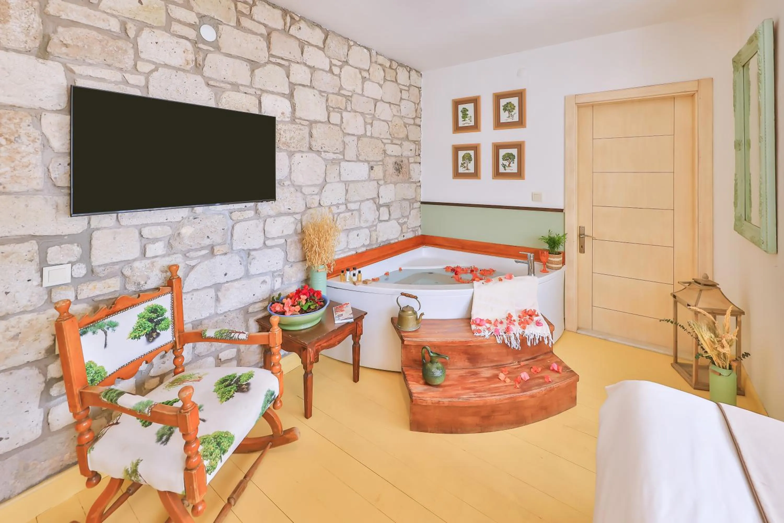 TV and multimedia, Bed in Palas Alaçatı - Adult Only