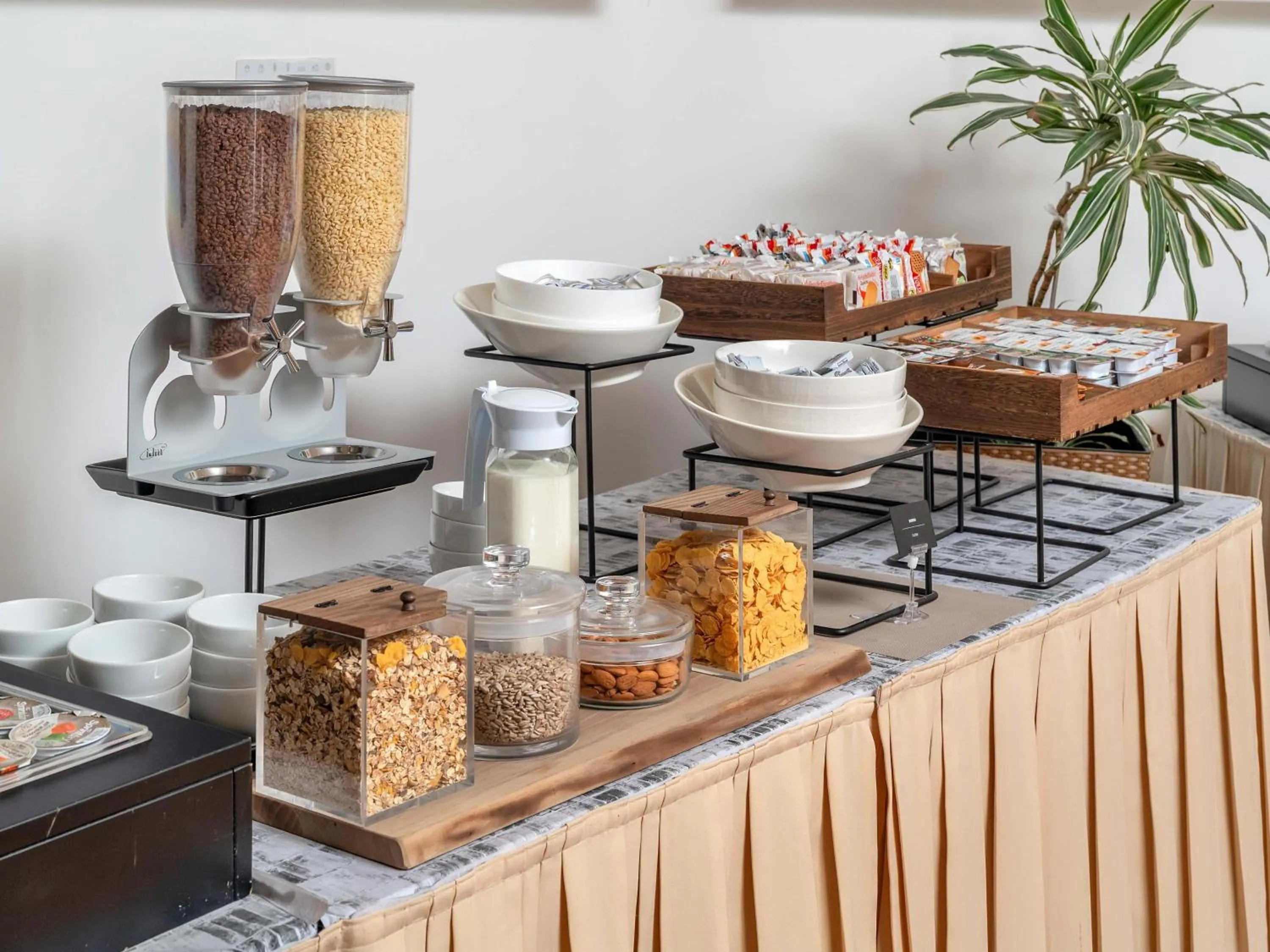 Restaurant/places to eat in B&B HOTEL Calenzano First