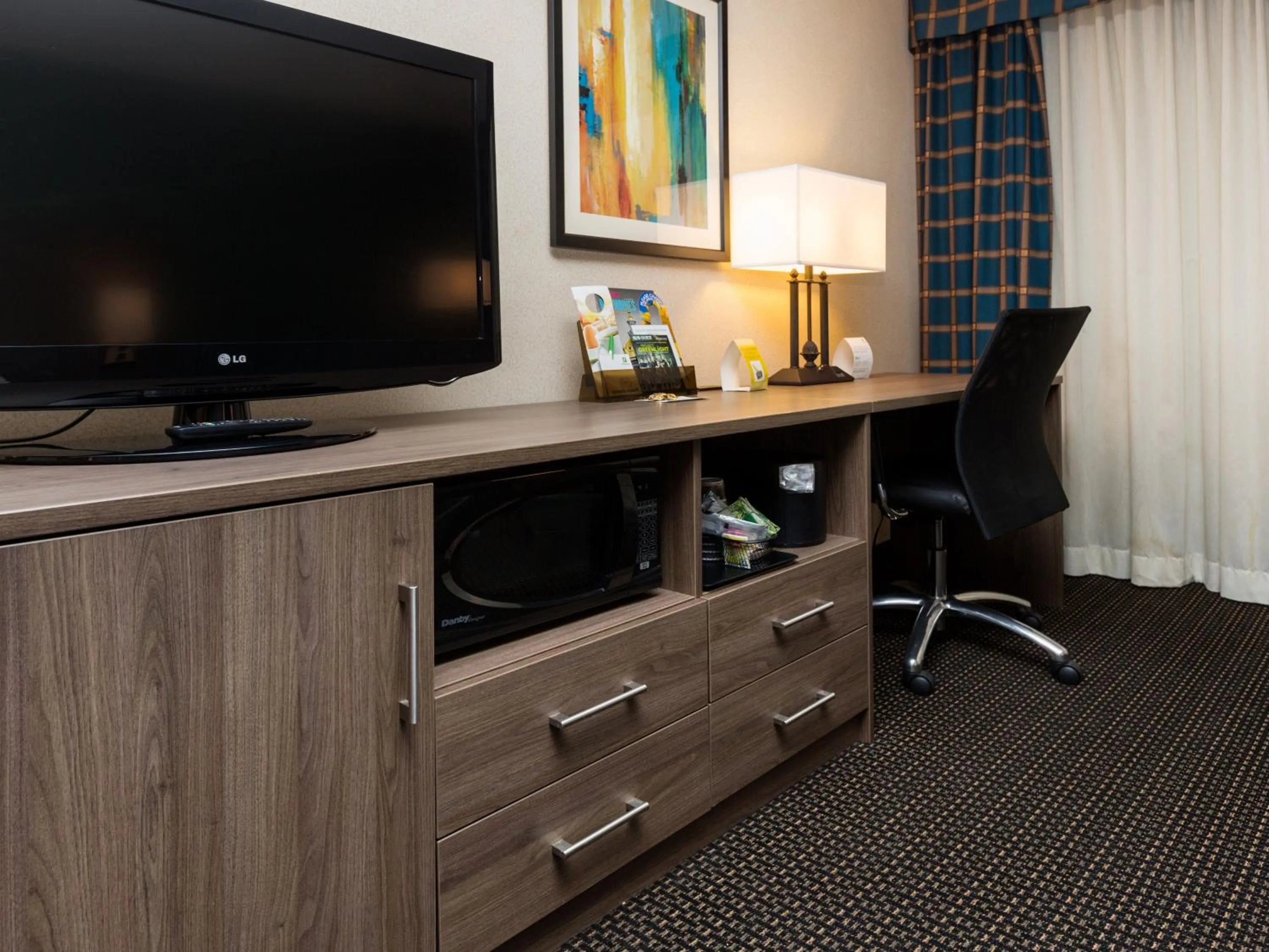 Photo of the whole room in Holiday Inn Des Moines-Downtown-Mercy Campus by IHG