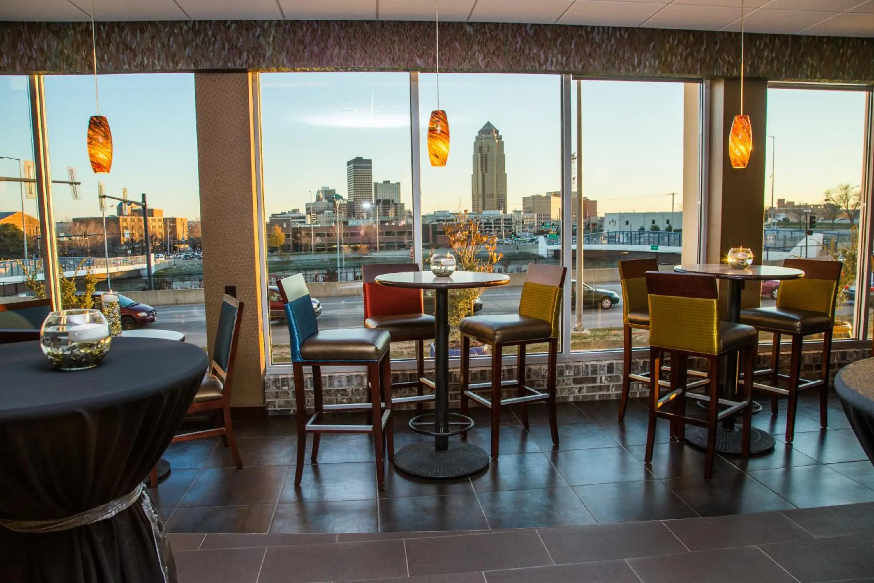 Property building in Holiday Inn Des Moines-Downtown-Mercy Campus by IHG Property building in Holiday Inn Des Moines-Downtown-Mercy Campus by IHG