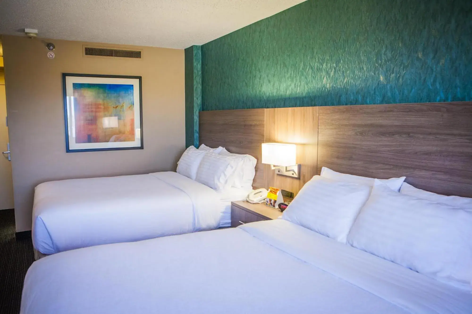 Standard Double Room with Two Double Beds in Holiday Inn Des Moines-Downtown-Mercy Campus by IHG Standard Double Room with Two Double Beds in Holiday Inn Des Moines-Downtown-Mercy Campus by IHG