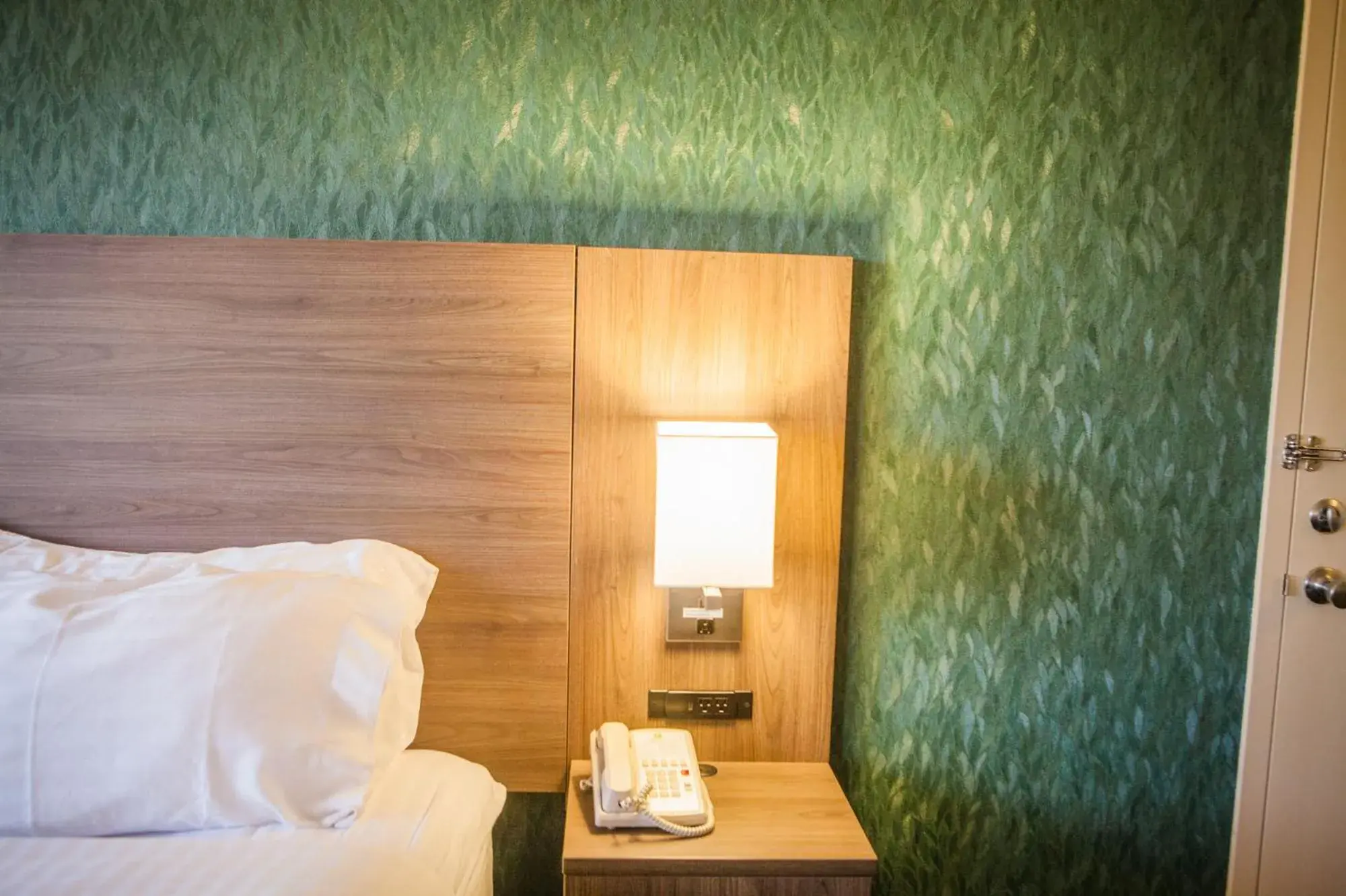 Double Room - Disability Access Tub in Holiday Inn Des Moines-Downtown-Mercy Campus by IHG Double Room - Disability Access Tub in Holiday Inn Des Moines-Downtown-Mercy Campus by IHG