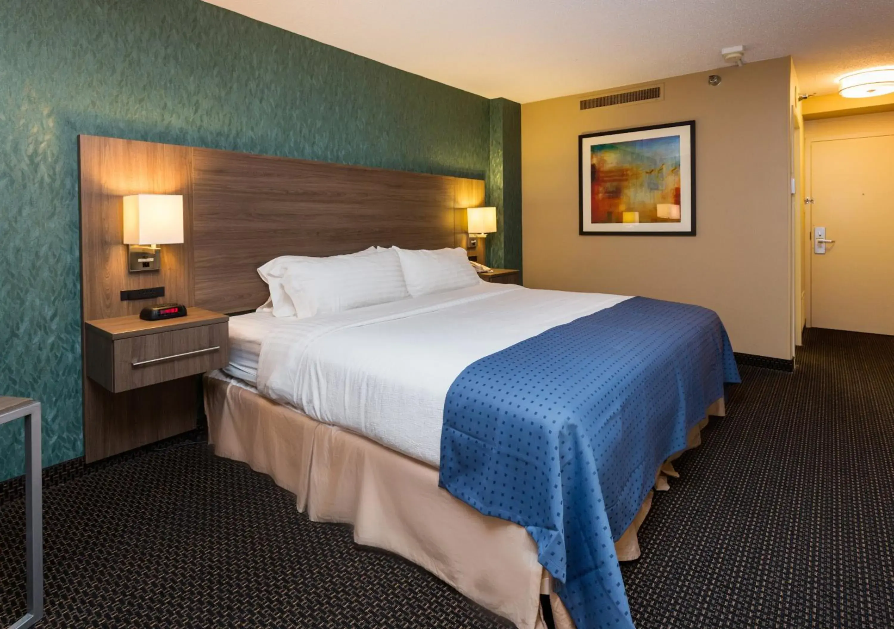 Standard King Room in Holiday Inn Des Moines-Downtown-Mercy Campus by IHG Standard King Room in Holiday Inn Des Moines-Downtown-Mercy Campus by IHG