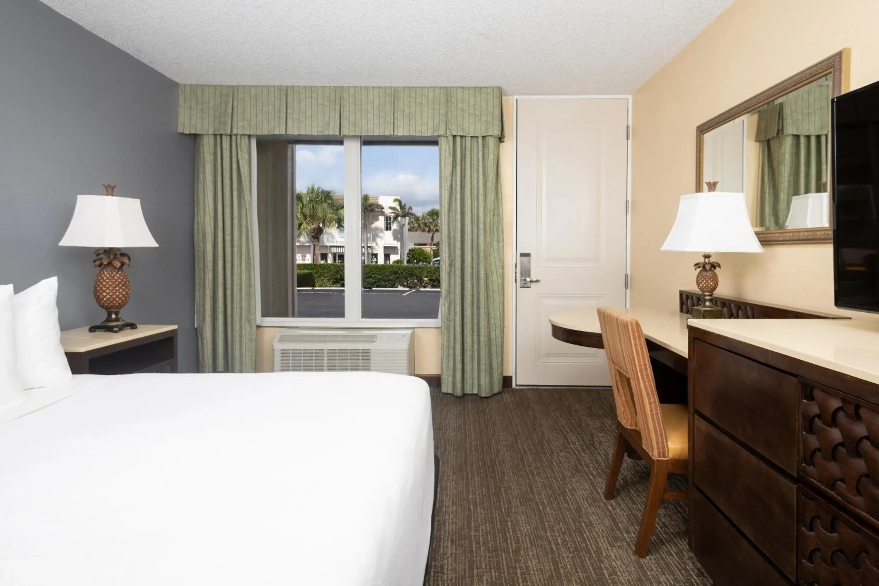 Bed in Ocean Breeze Inn Vero Beach Bed in Ocean Breeze Inn Vero Beach