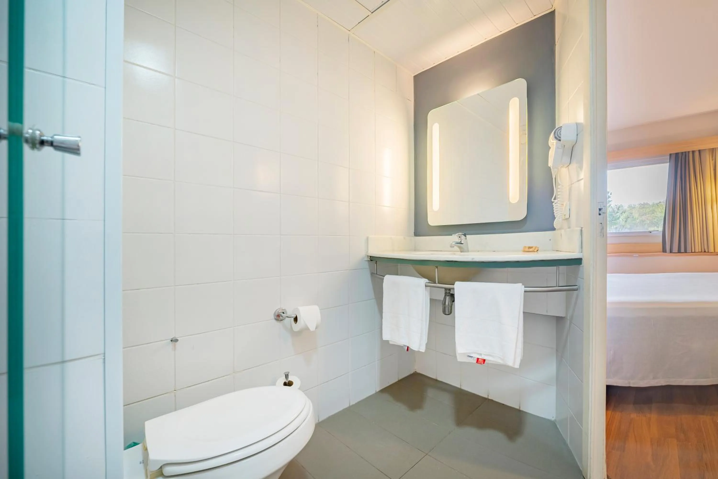 Bathroom in ibis Piracicaba