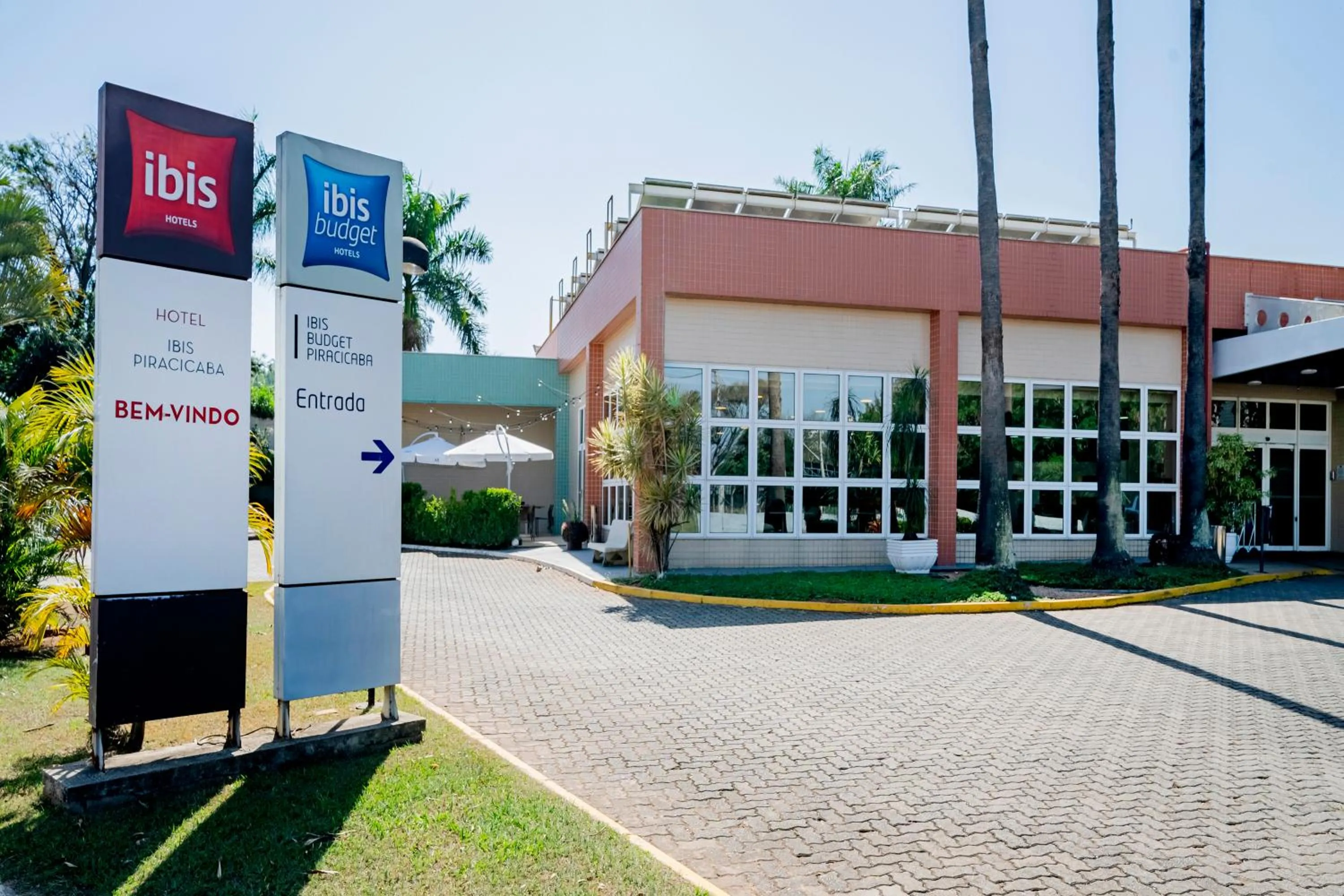 Facade/entrance in ibis Piracicaba