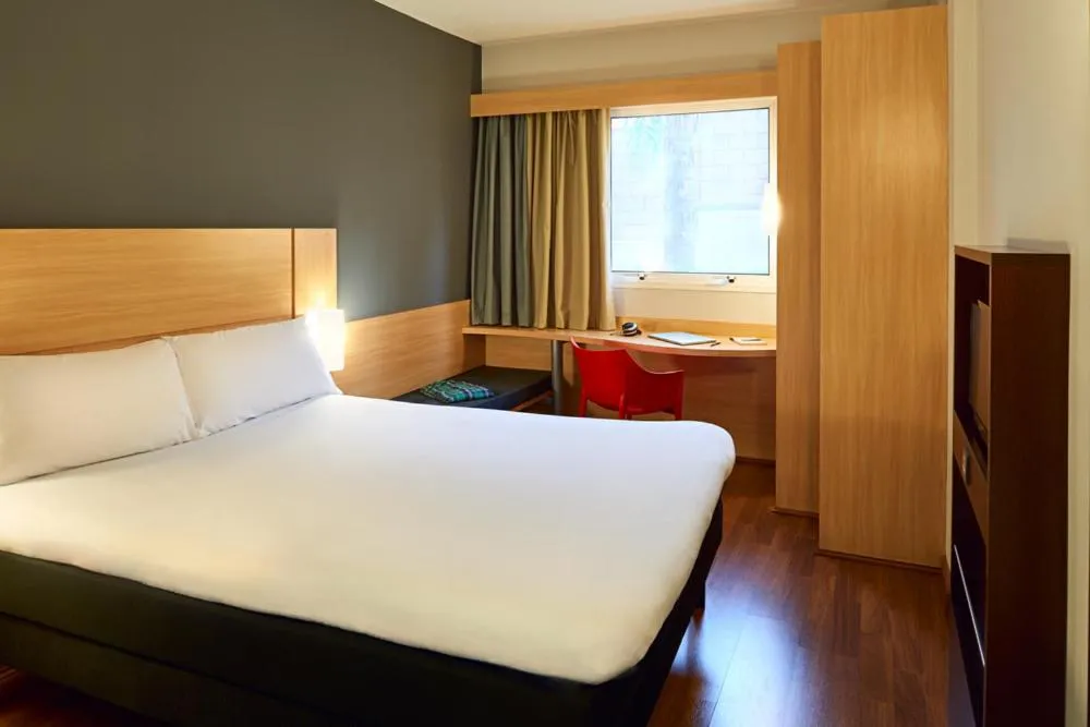 Photo of the whole room, Bed in ibis Sao Jose do Rio Preto