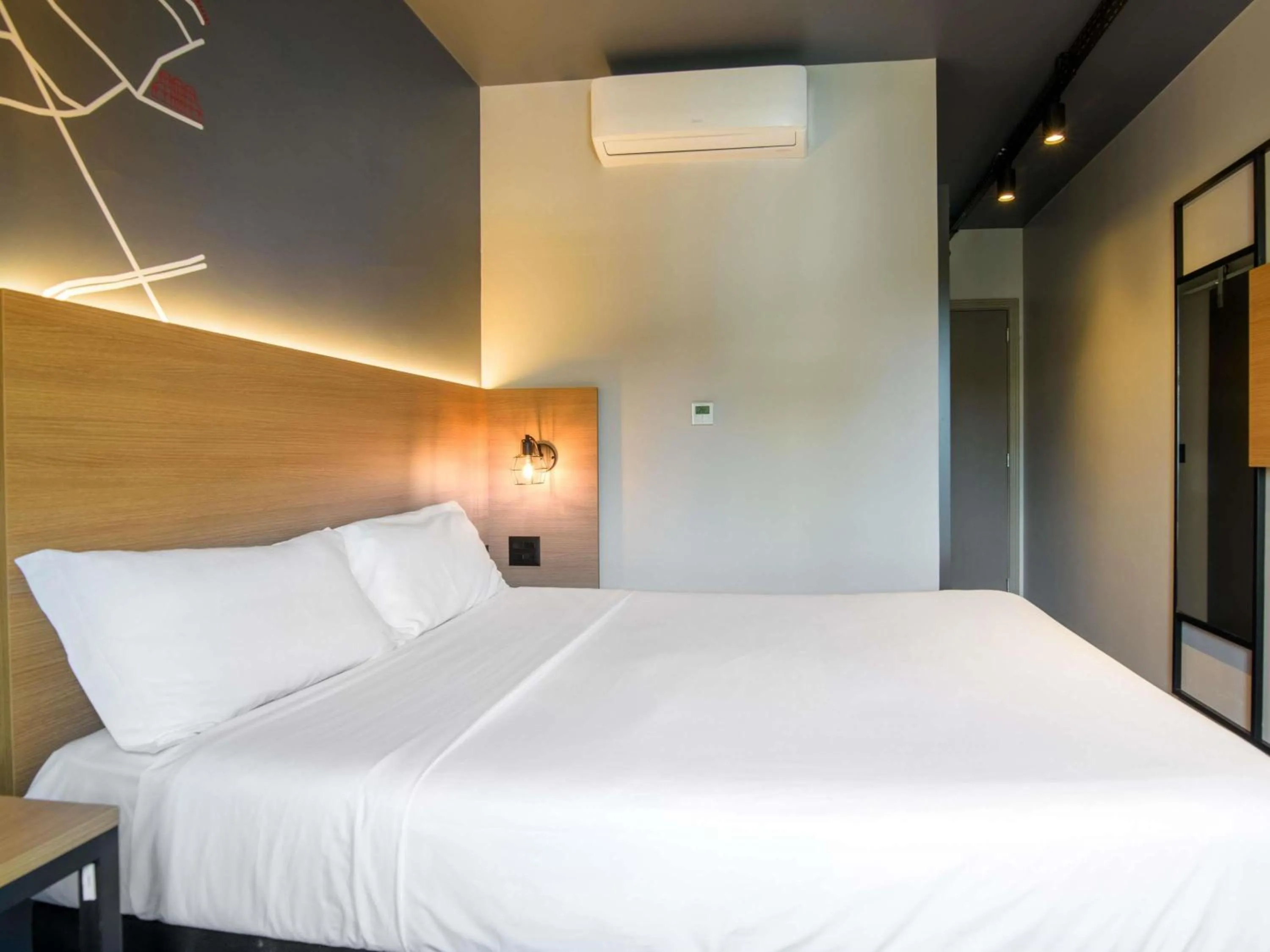 Bedroom, Bed in ibis Curitiba Batel