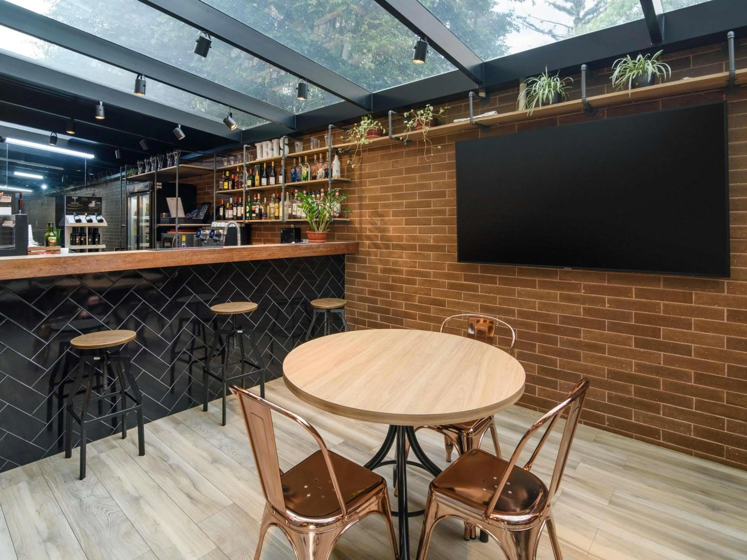 Lounge or bar in ibis Curitiba Batel