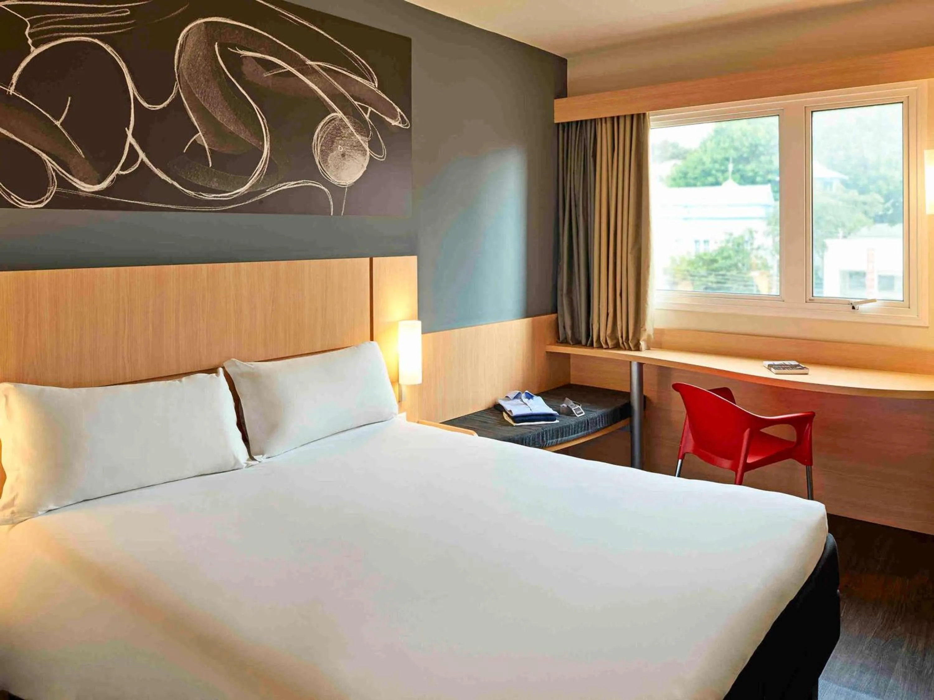 Property building, Bed in ibis Curitiba Batel