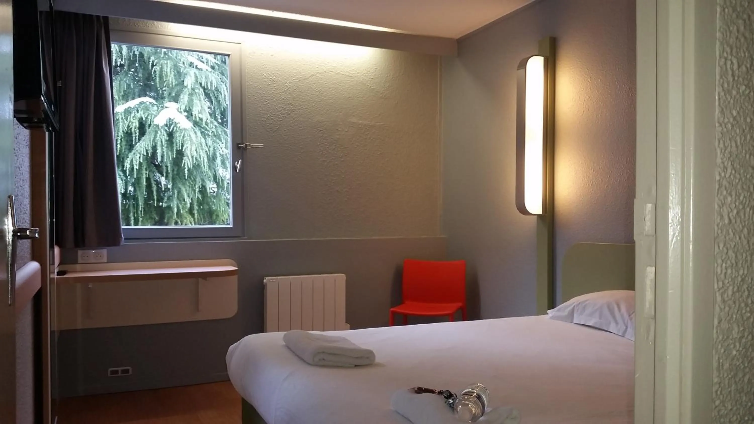 Bedroom, Bed in Hotel Inn Design Moutiers
