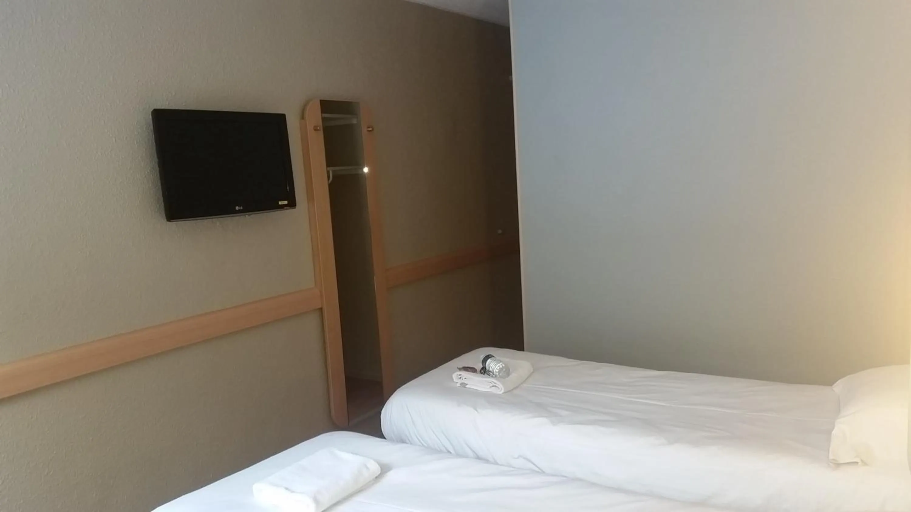 Bedroom, Bed in Hotel Inn Design Moutiers