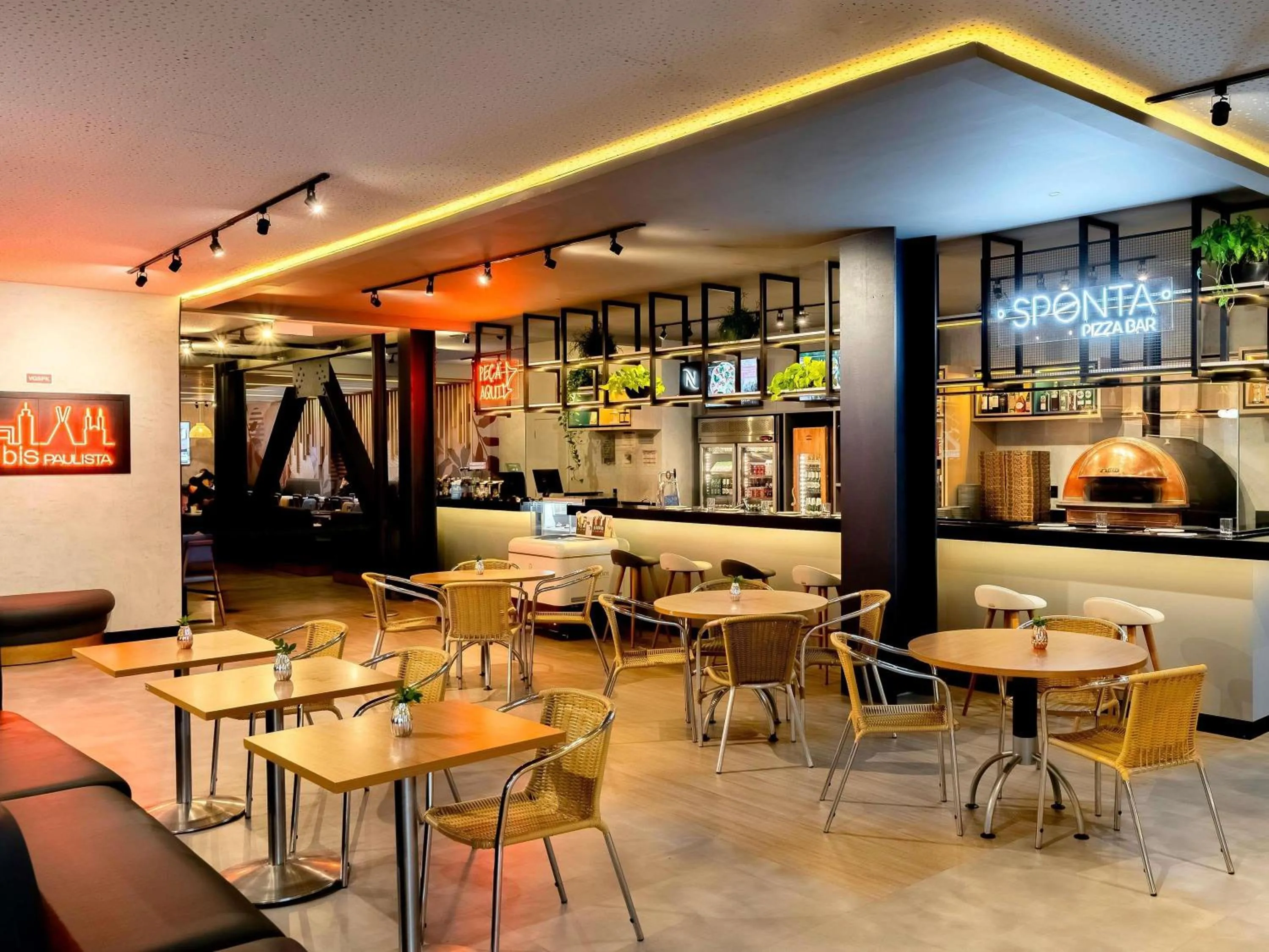 Lounge or bar in ibis Sao Paulo Paulista