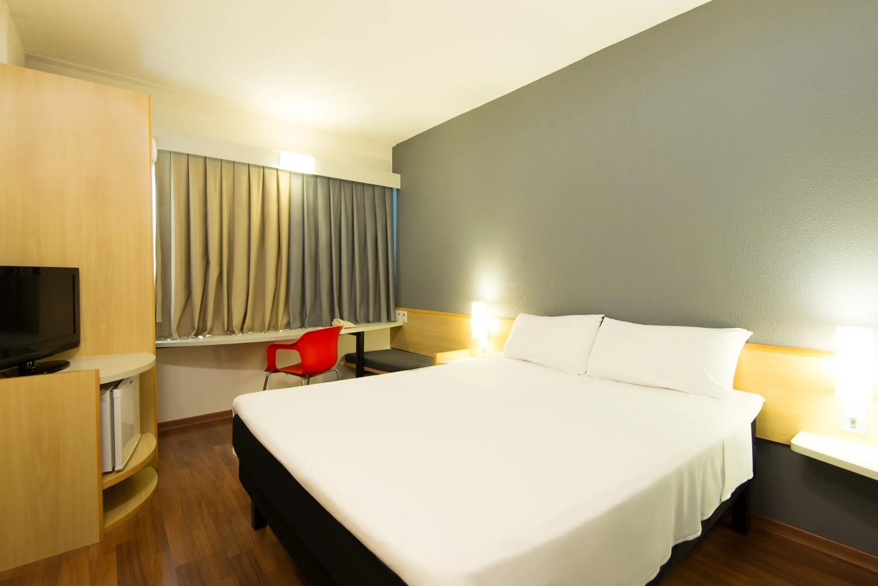 Photo of the whole room, Bed in ibis Sao Jose dos Campos Colinas