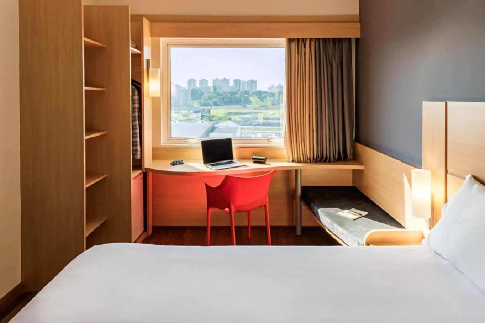 Communal lounge/ TV room, Bed in ibis Sao Jose dos Campos Colinas Communal lounge/ TV room, Bed in ibis Sao Jose dos Campos Colinas