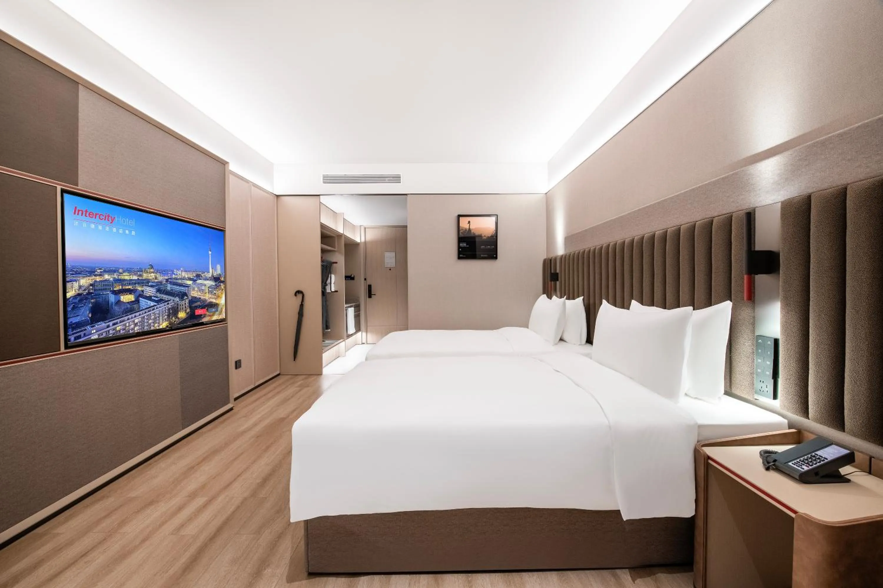 TV and multimedia, Bed in IntercityHotel Shanghai Hongqiao Airport - Free Minibar for First Night