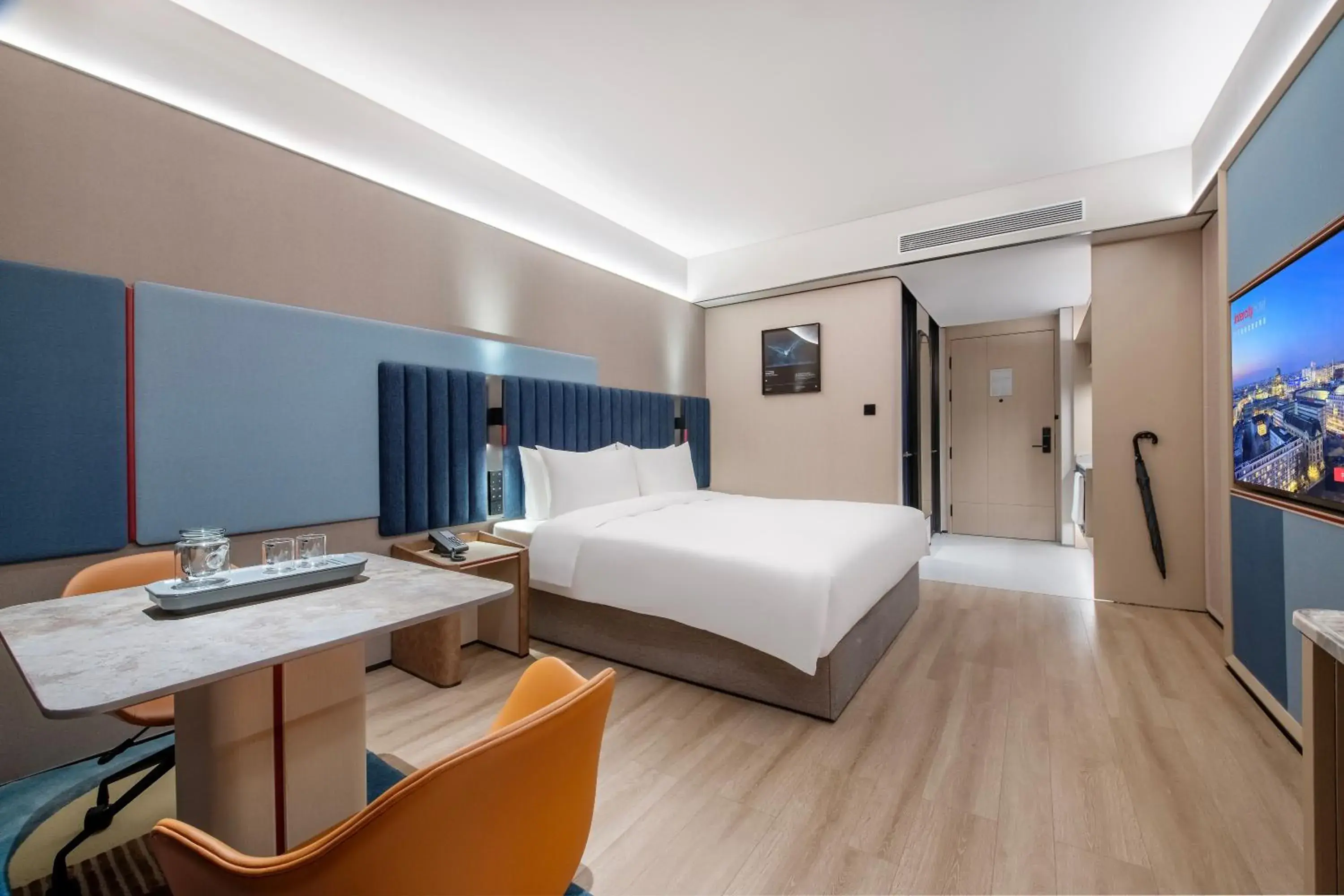 Photo of the whole room, Bed in IntercityHotel Shanghai Hongqiao Airport - Free Minibar for First Night Photo of the whole room, Bed in IntercityHotel Shanghai Hongqiao Airport - Free Minibar for First Night