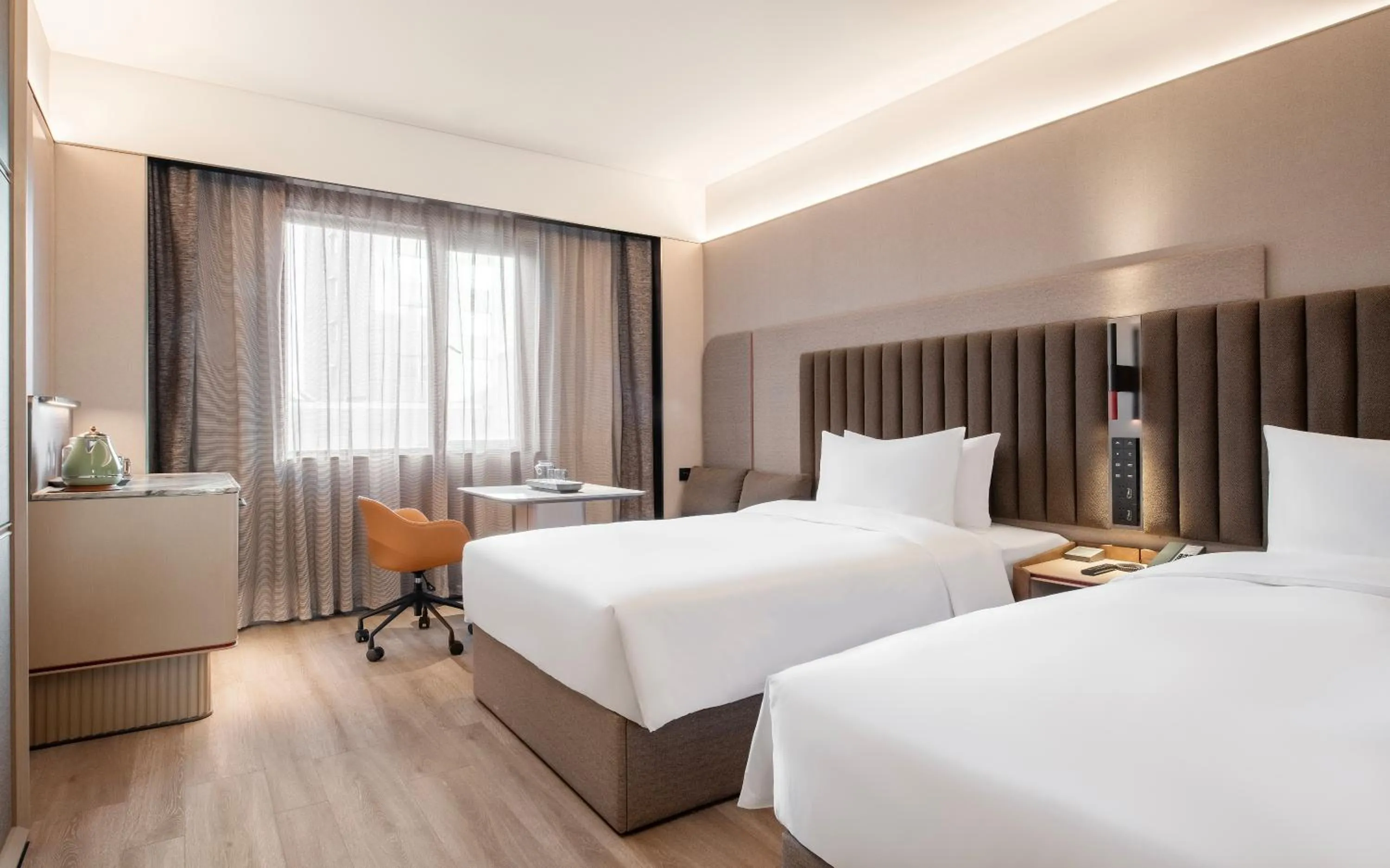 Bed in IntercityHotel Shanghai Hongqiao Airport - Free Minibar for First Night