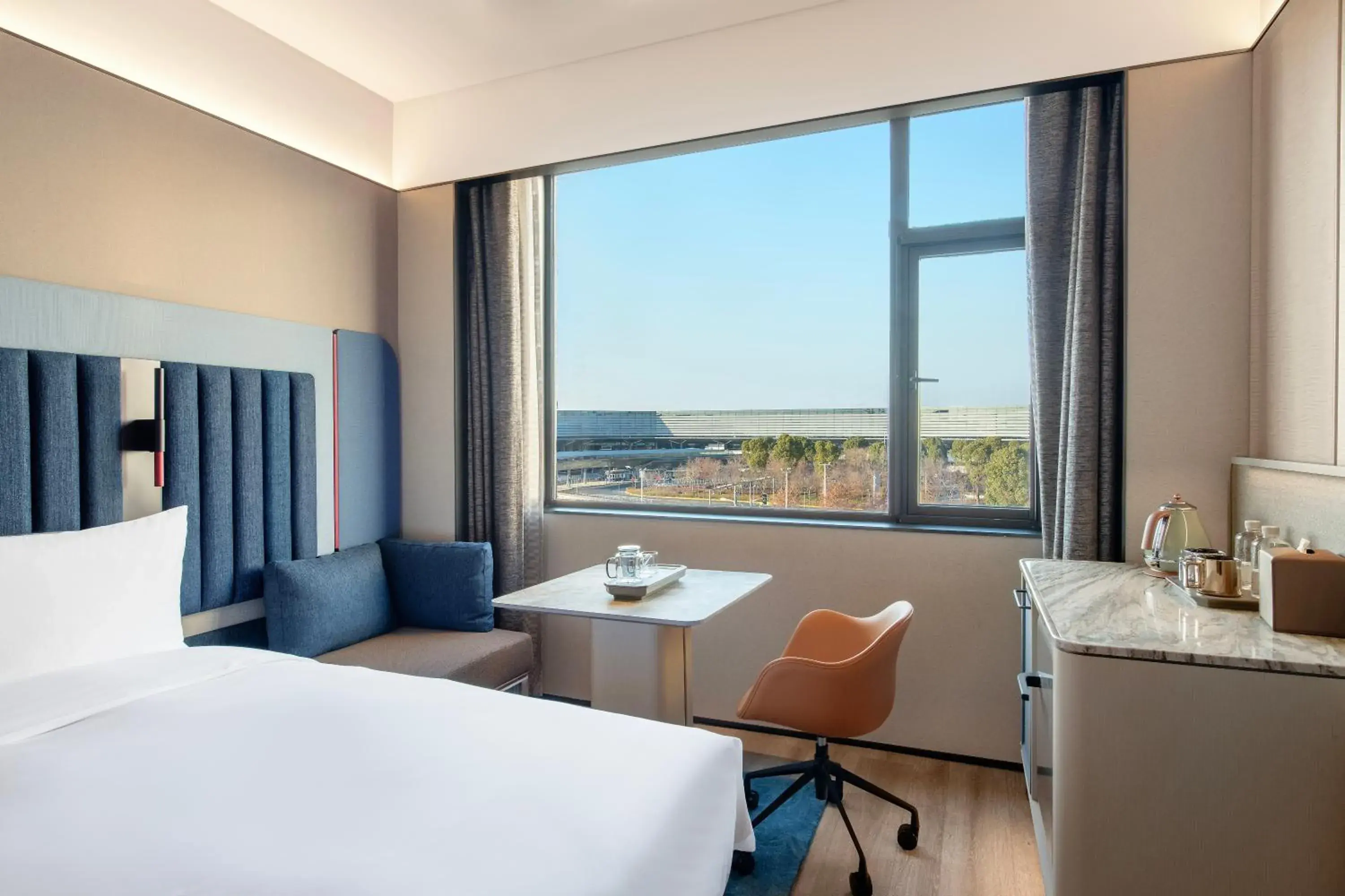 Seating area, Bed in IntercityHotel Shanghai Hongqiao Airport - Free Minibar for First Night Seating area, Bed in IntercityHotel Shanghai Hongqiao Airport - Free Minibar for First Night