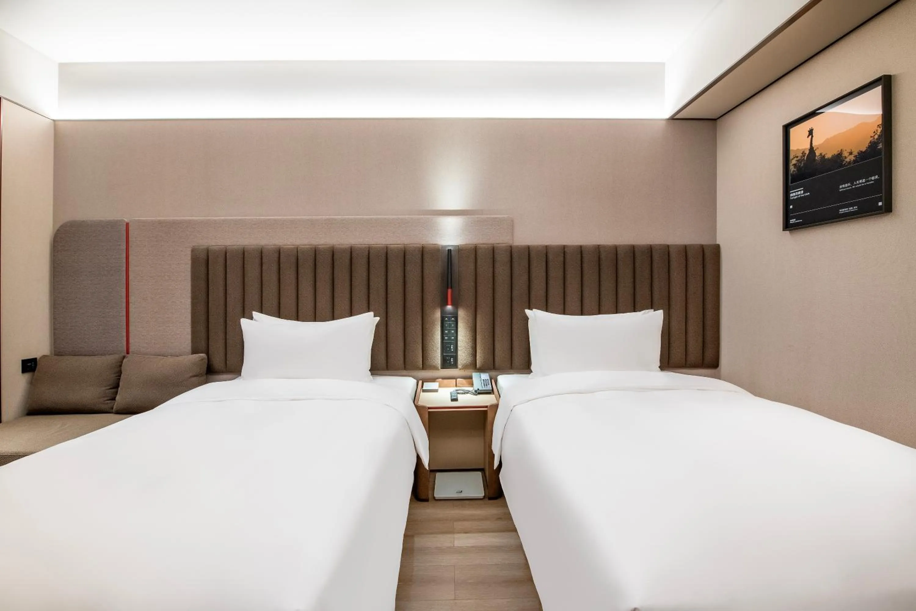 Bed in IntercityHotel Shanghai Hongqiao Airport - Free Minibar for First Night