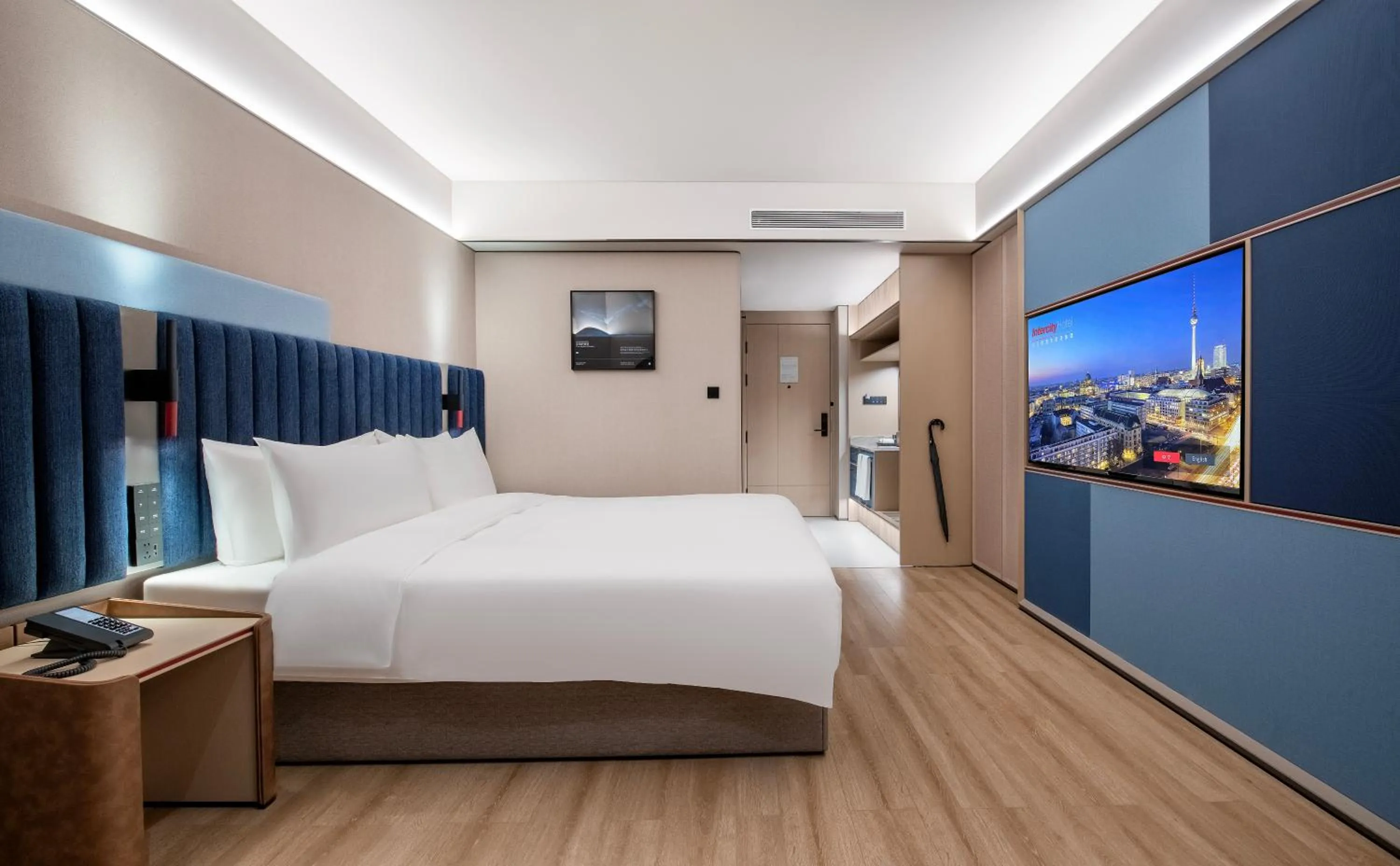 Bed in IntercityHotel Shanghai Hongqiao Airport - Free Minibar for First Night