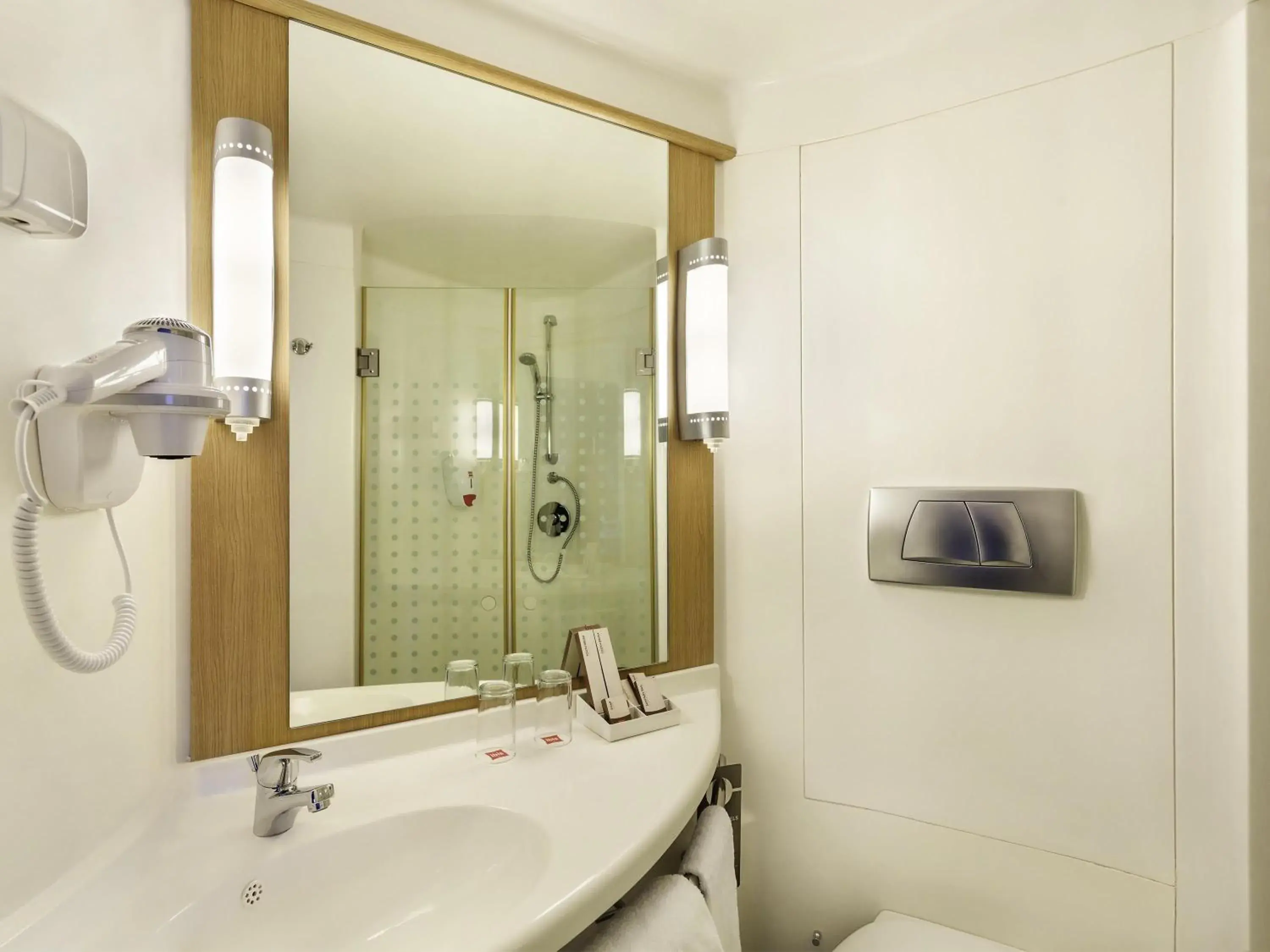 Superior King Room in ibis Yogyakarta Adi Sucipto Superior King Room in ibis Yogyakarta Adi Sucipto