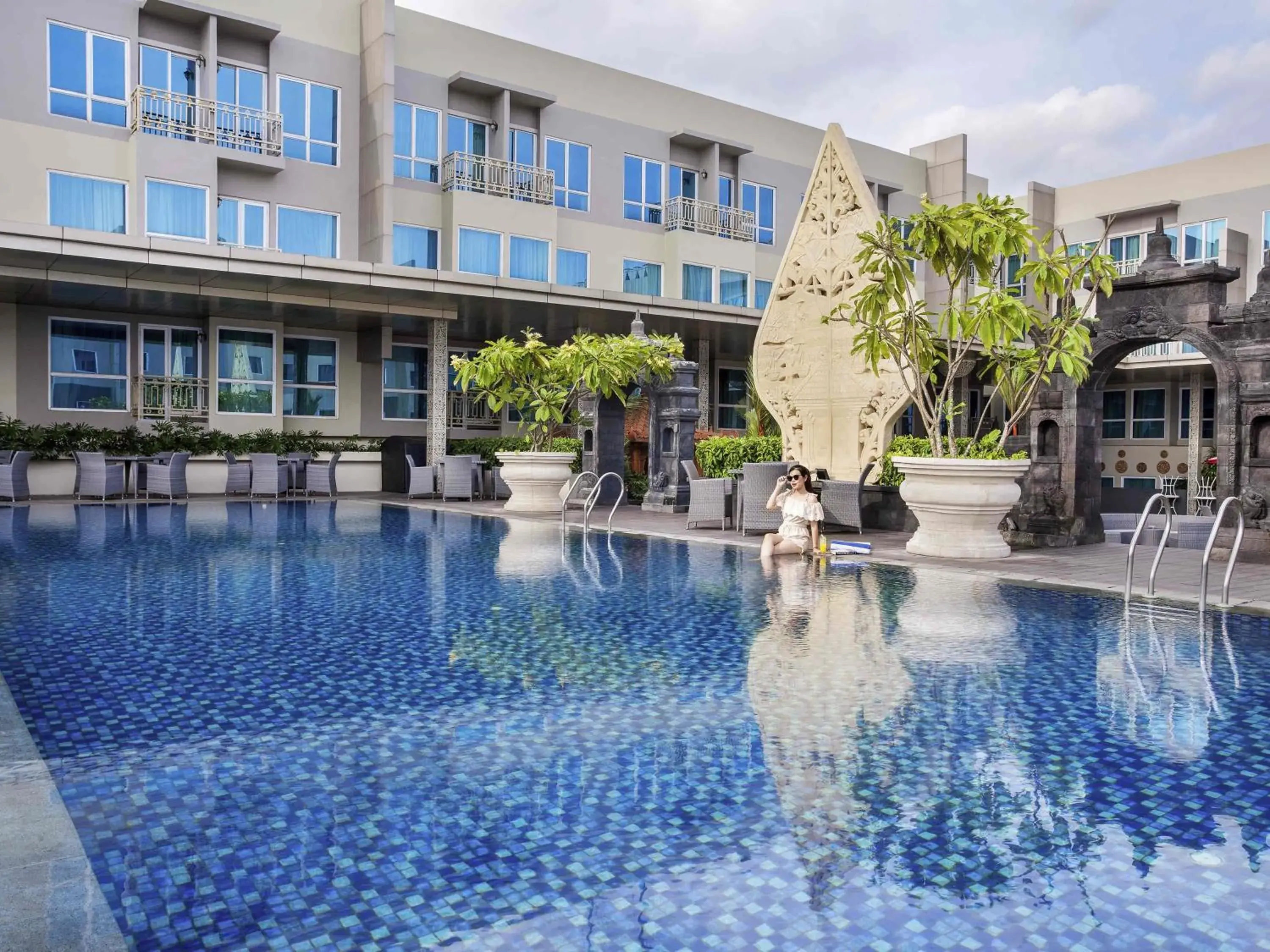 Pool view in Grand Mercure Yogyakarta Adi Sucipto Pool view in Grand Mercure Yogyakarta Adi Sucipto