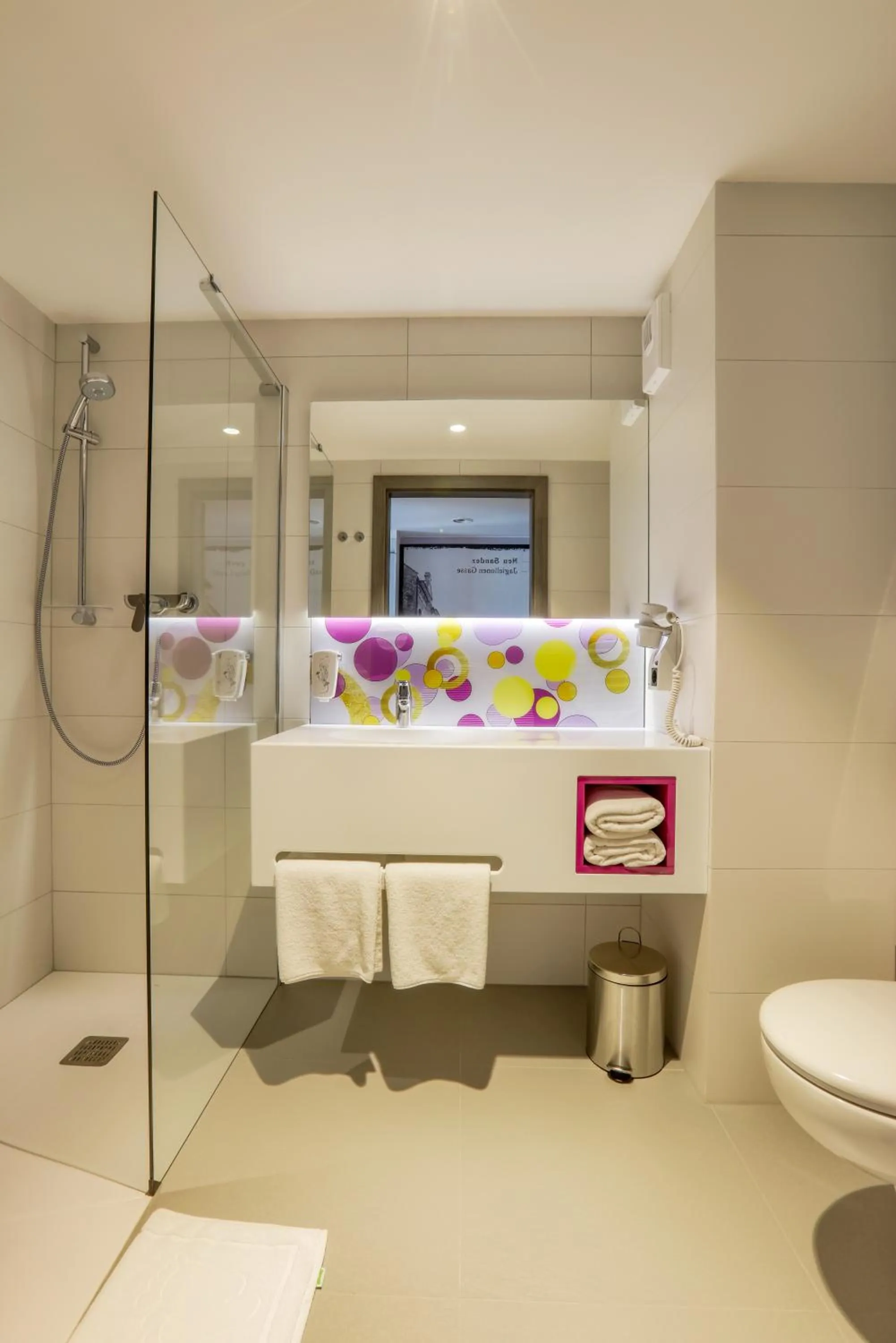 Bathroom in ibis Styles Nowy Sacz