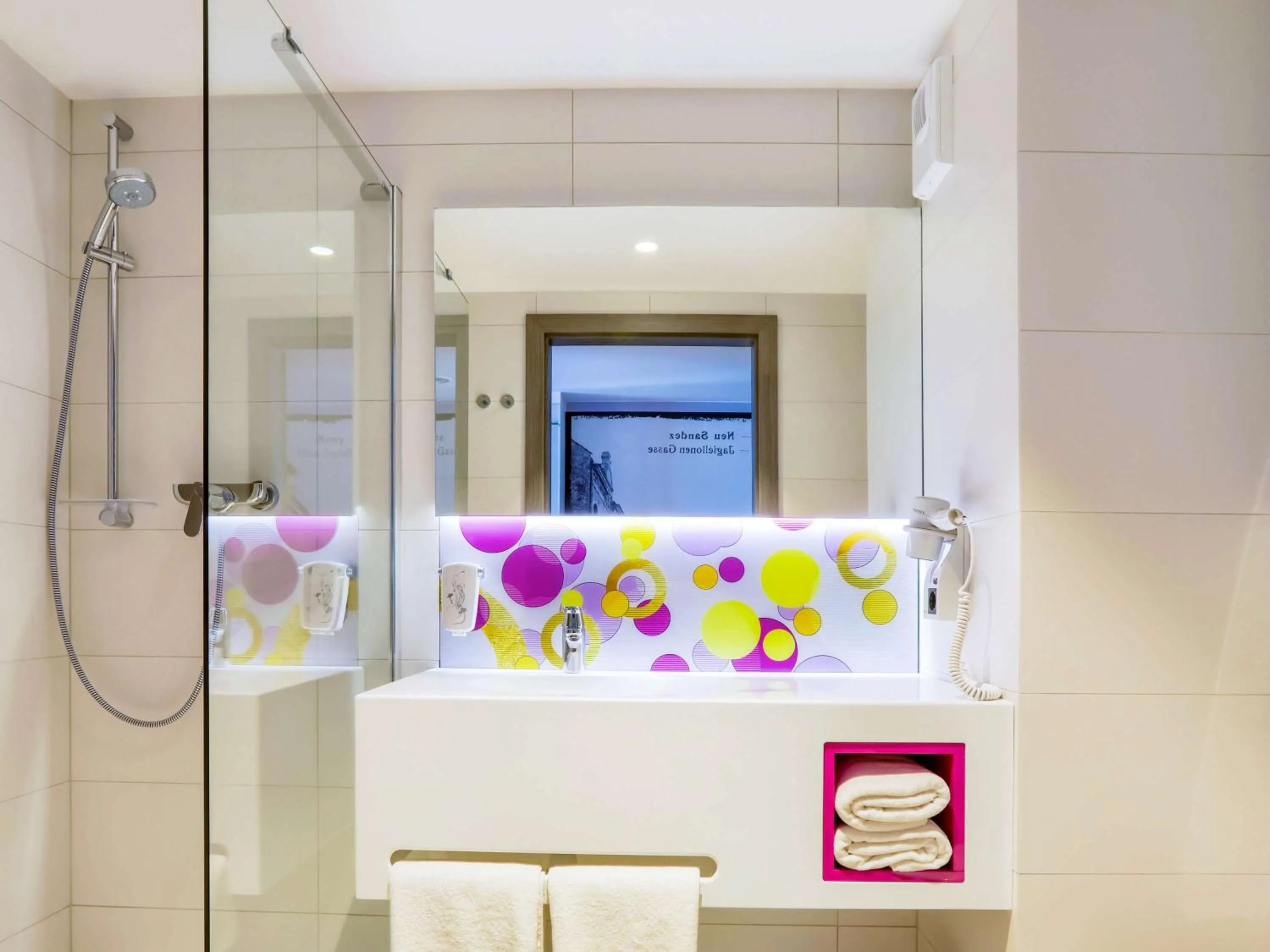 Photo of the whole room in ibis Styles Nowy Sacz