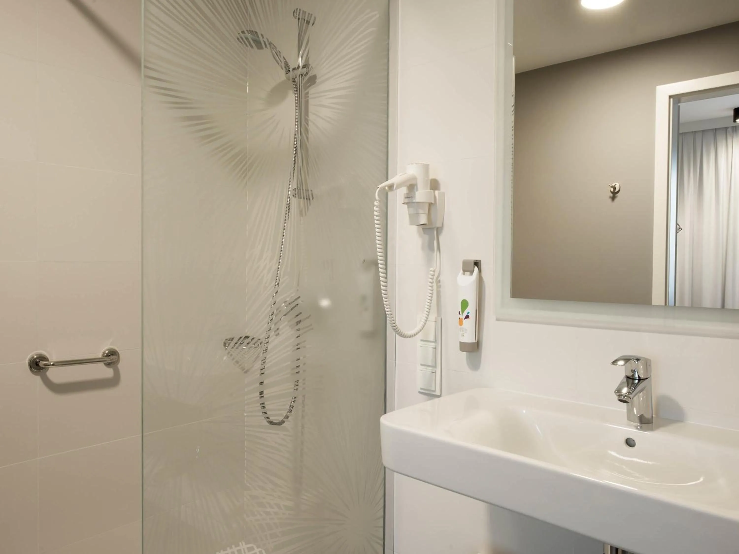 Bedroom in ibis Styles Siedlce