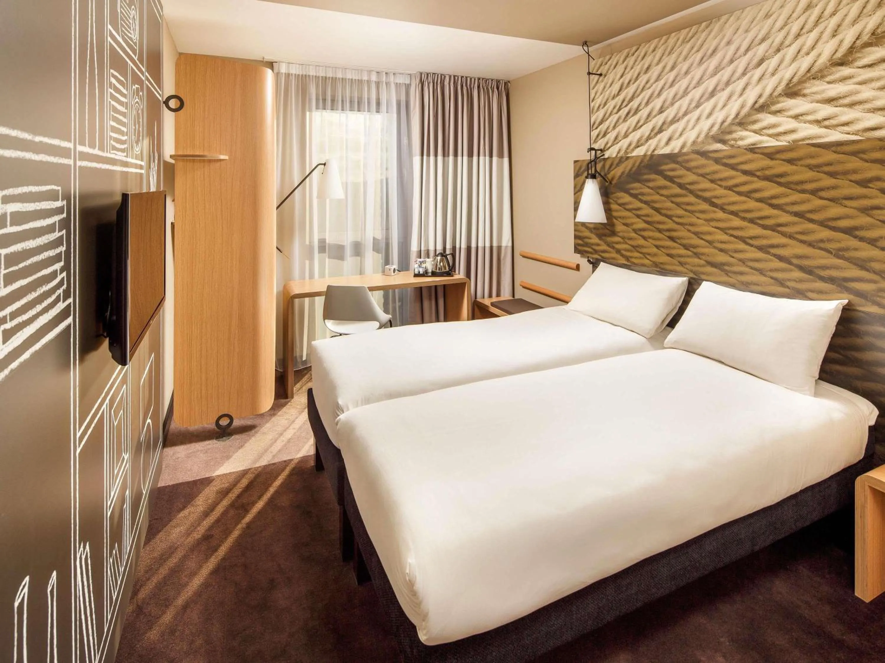 Bedroom, Bed in ibis Cambridge Central Station