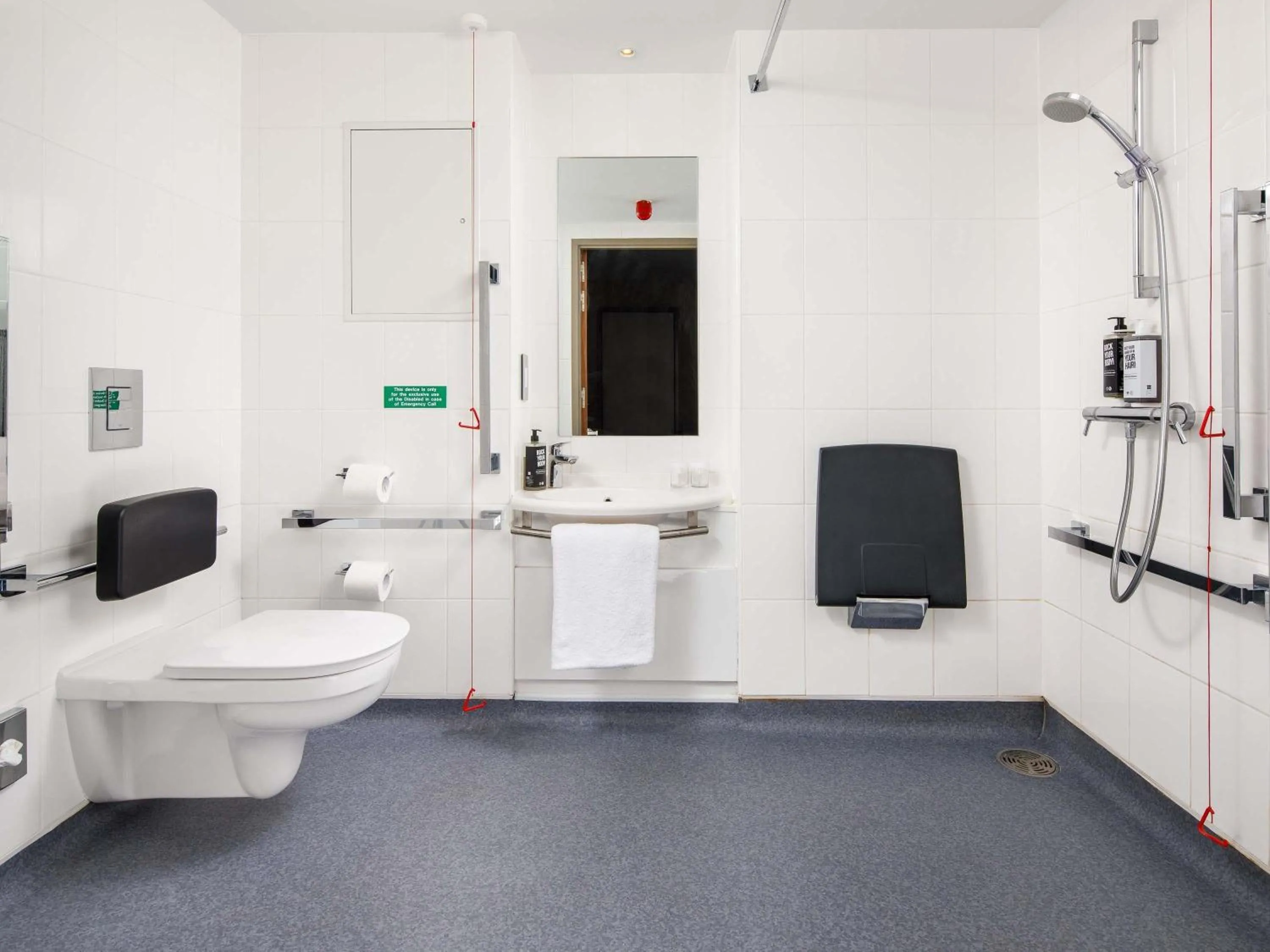 Bedroom in ibis Cambridge Central Station