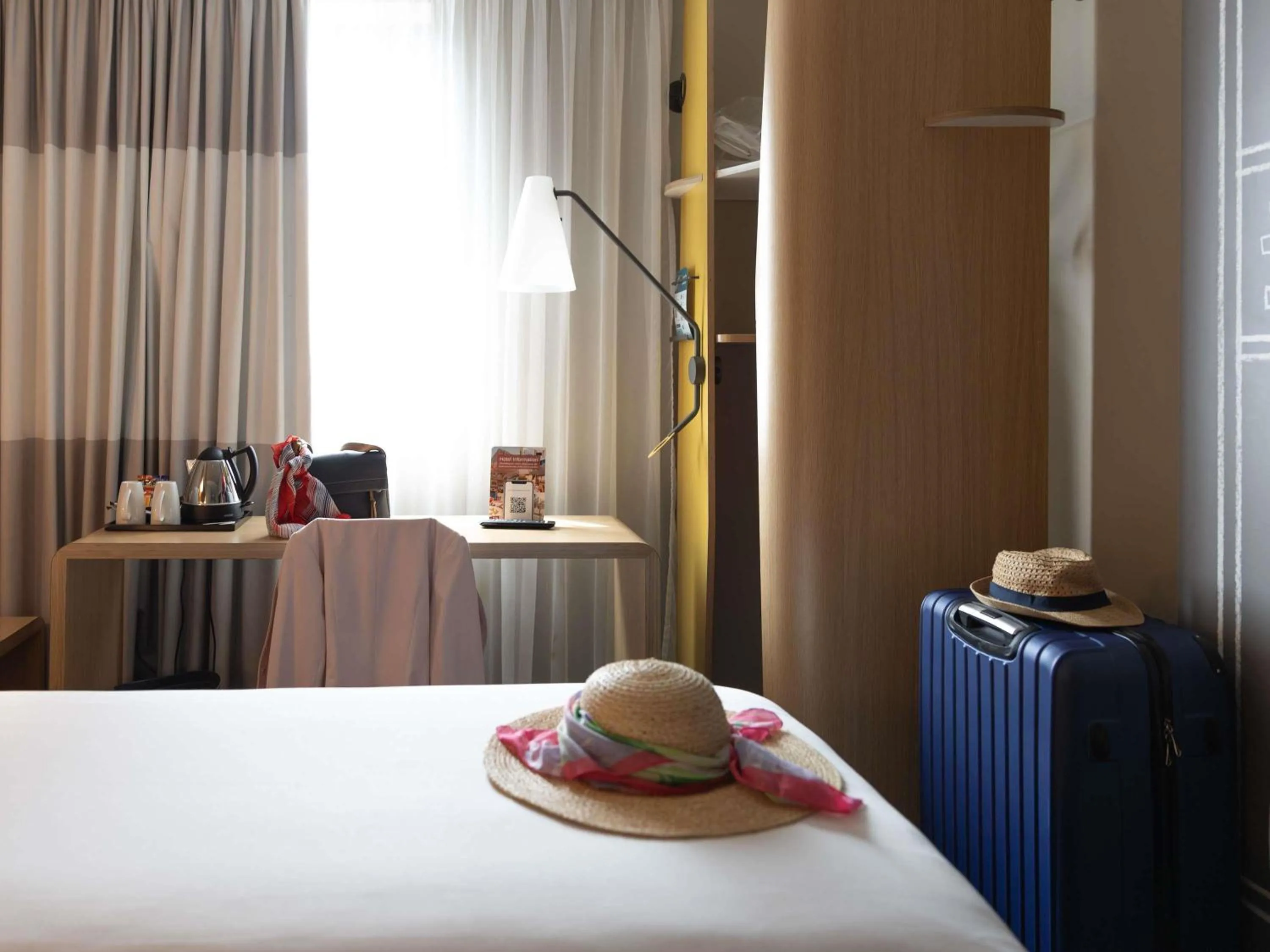 Bedroom, Bed in ibis Cambridge Central Station