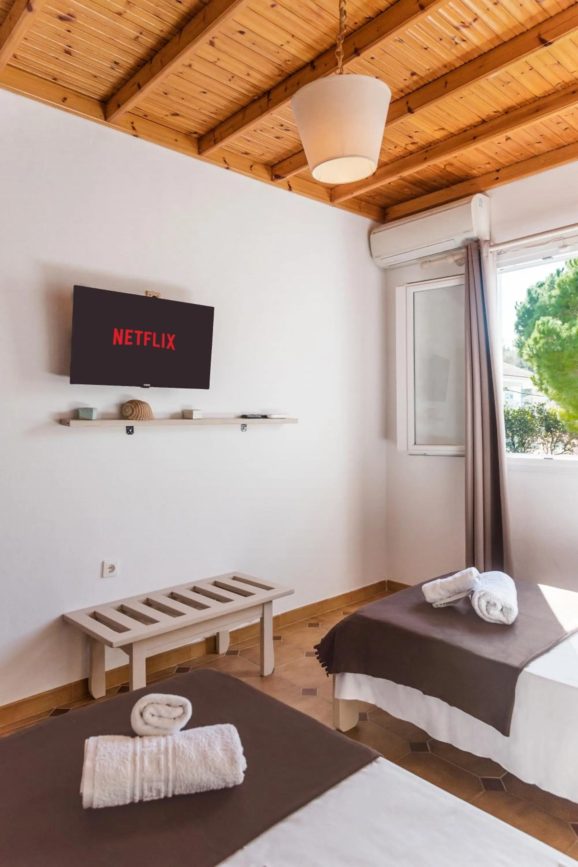 Photo of the whole room, Bed in Three Seasons