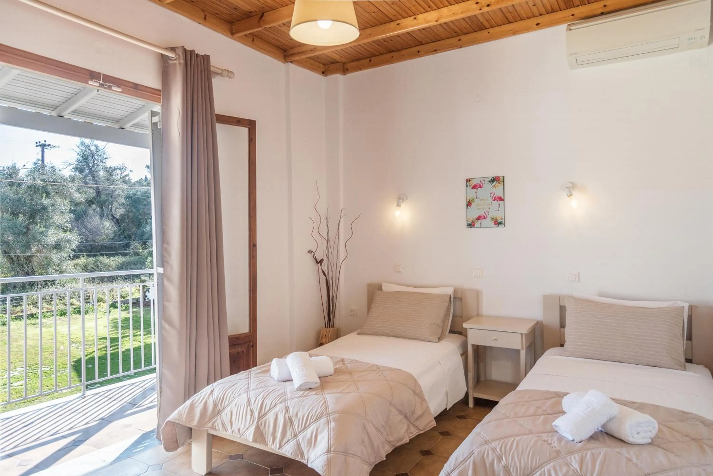 Photo of the whole room, Bed in Three Seasons