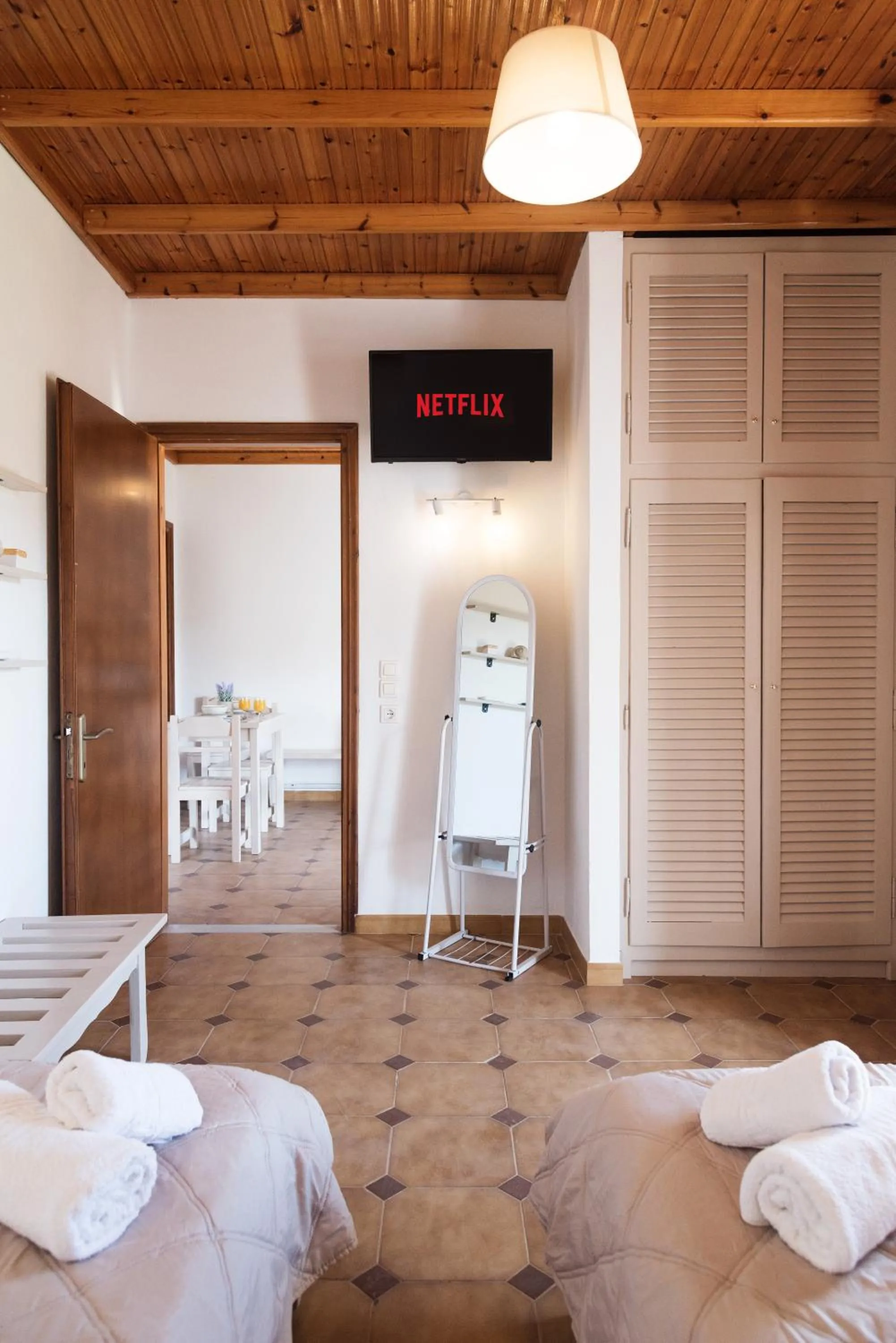 Photo of the whole room, Bed in Three Seasons