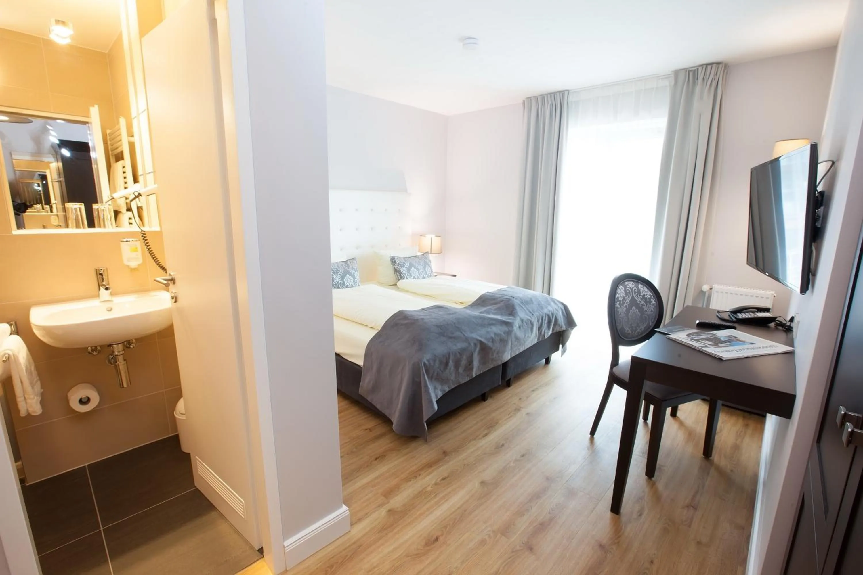 Day, Bed in Hotel Rheinischer Hof Bad Soden